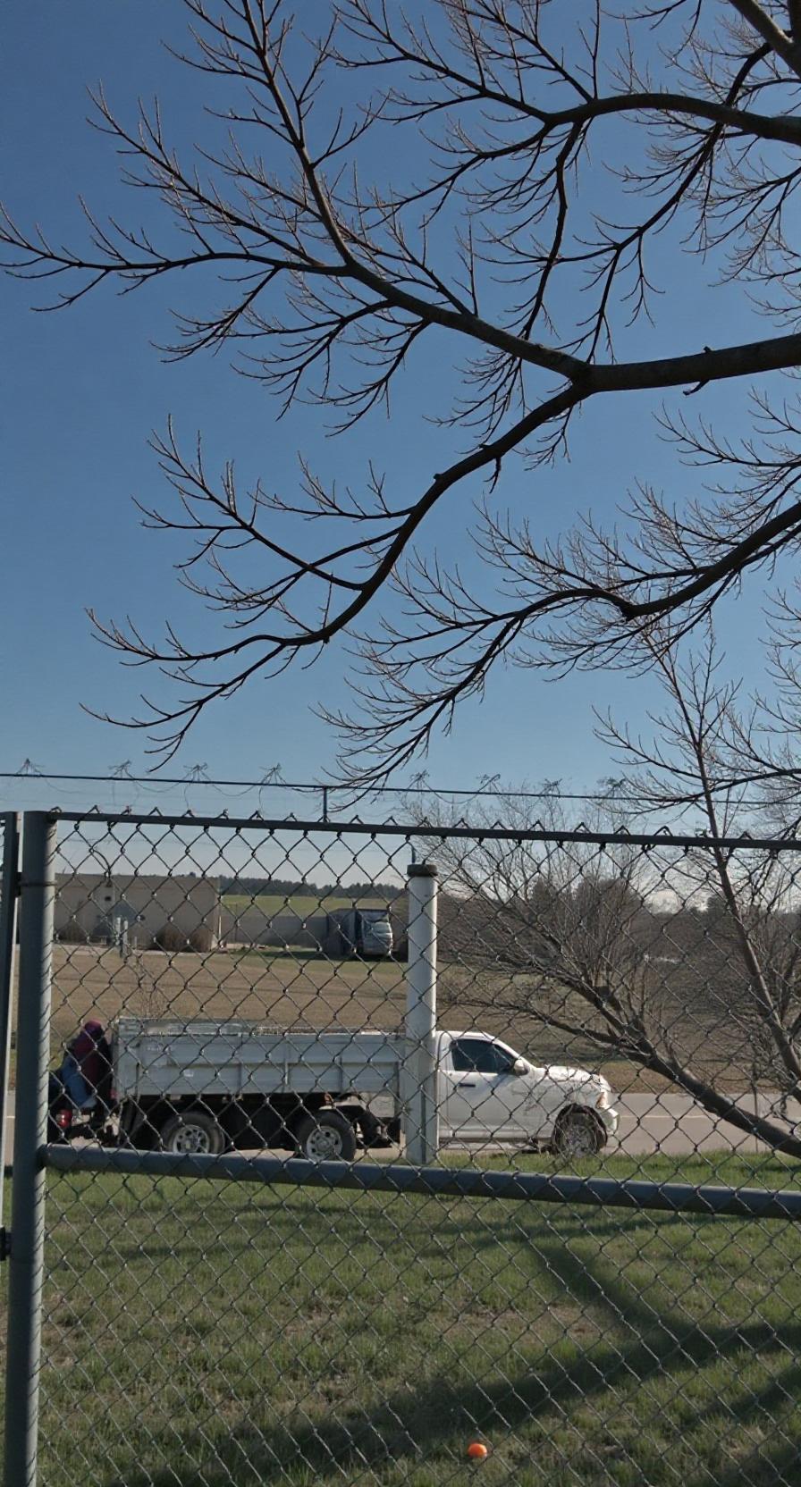 告别：低估了思念

告别的那一刻，风，轻得像一声叹息，却吹乱了我精心梳理的情绪；