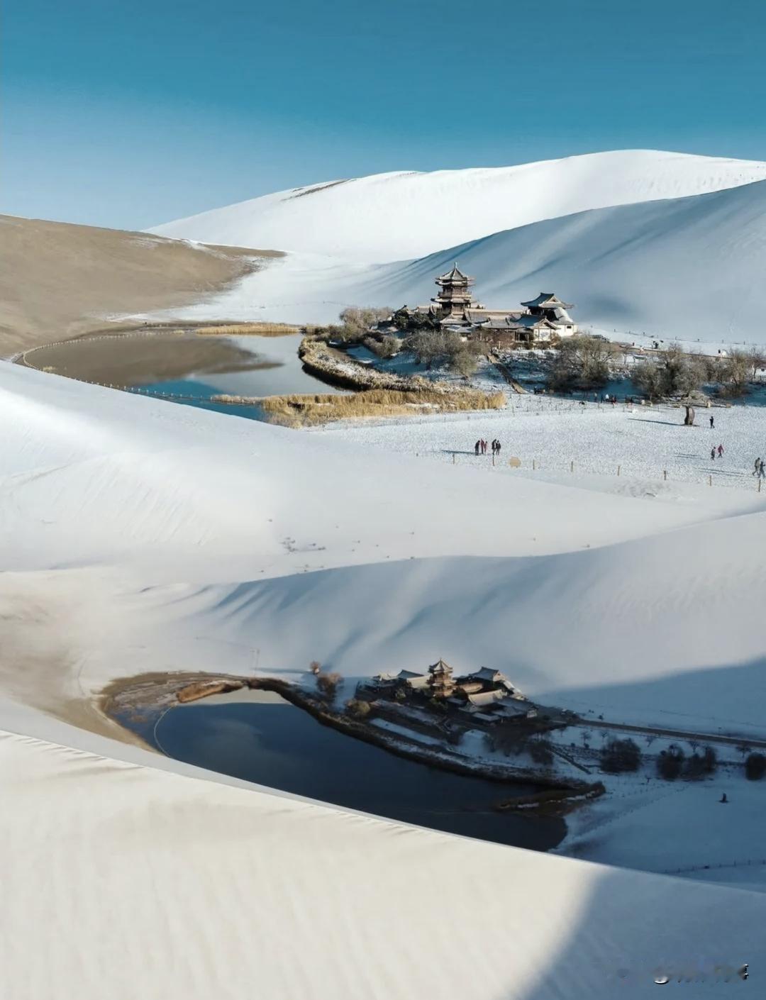 近期，一场罕见的降雪降临在甘肃敦煌这片古老的土地上。细腻的雪花轻轻飘落，在金色的