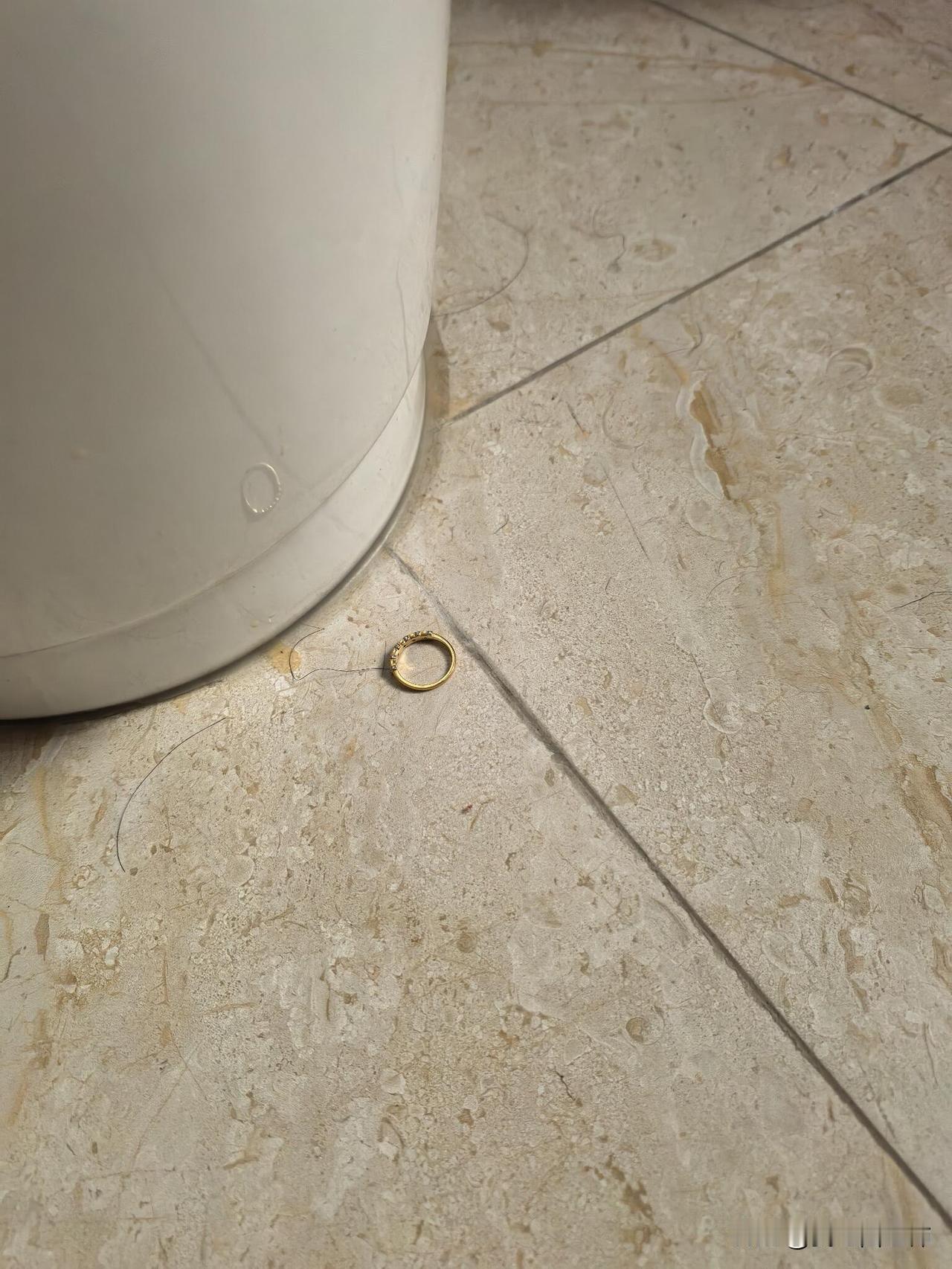 匪夷所思！毛骨悚然！
去年在老家过年，放在卫生间的黄钻戒指莫名其妙找不到了，我非