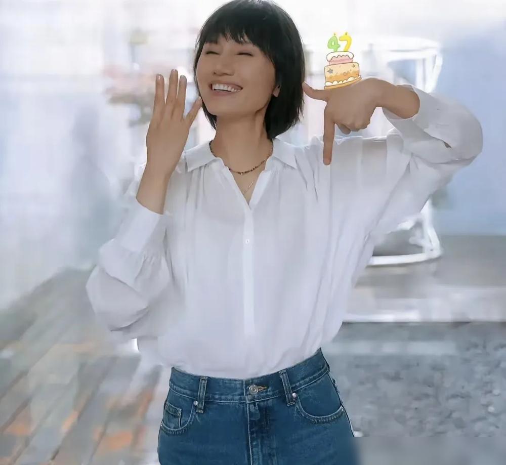 撞衫？袁泉和冉莹颖谁也不认。
网友把“白上衣+牛仔裤”的图放一起，讨论谁更高级