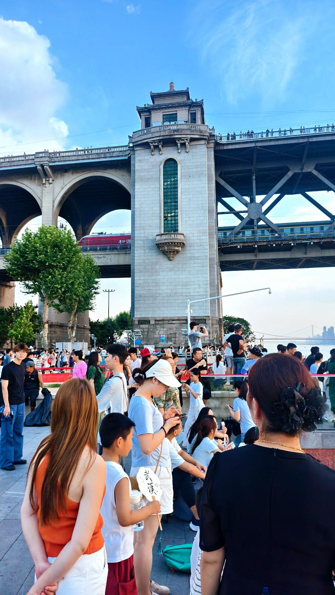 我在武汉，求避暑胜地； 把我推荐给了你， 出来认识一下吧，你在哪里…