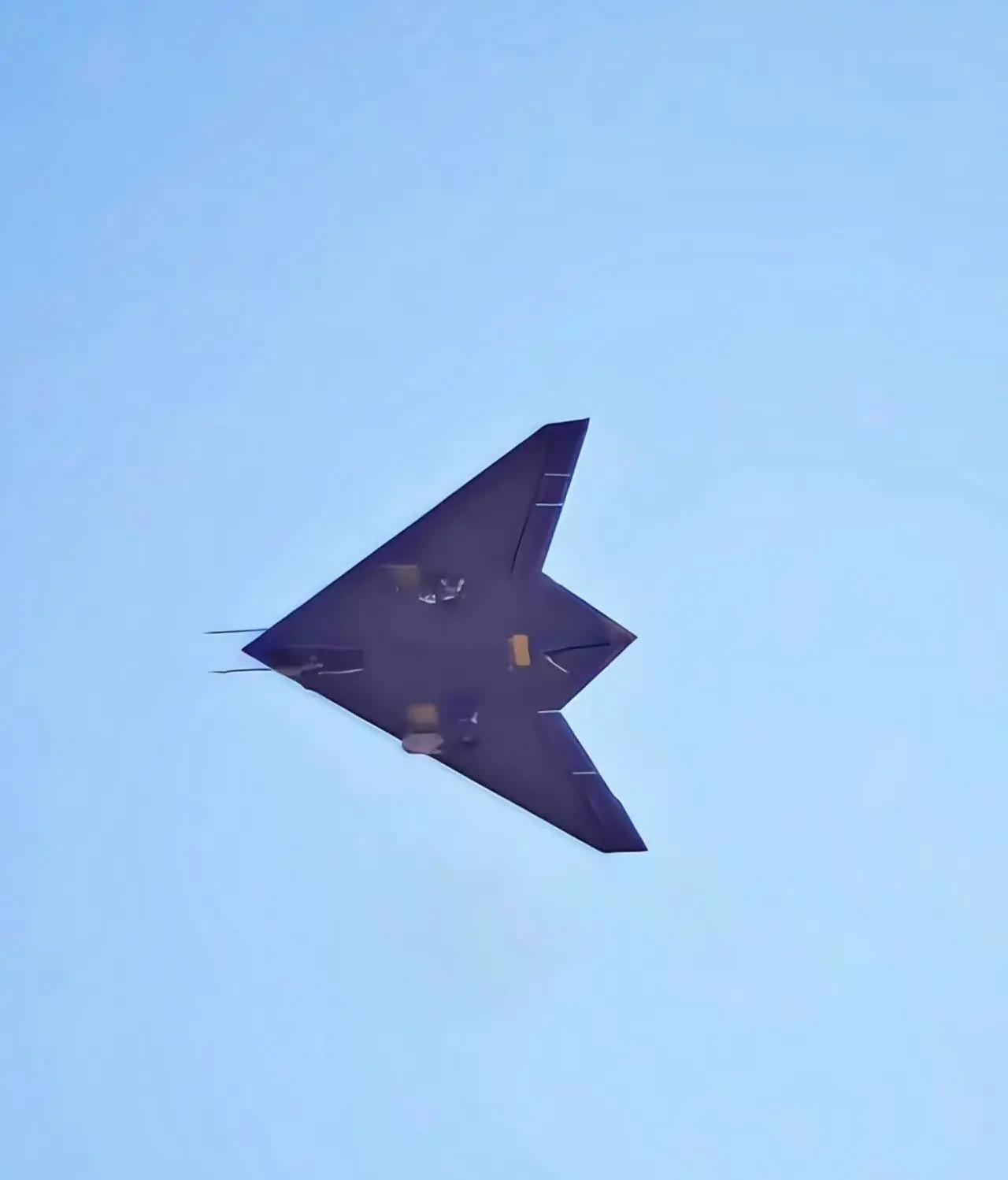 放下尾钩的攻击-21舰载无人攻击机。