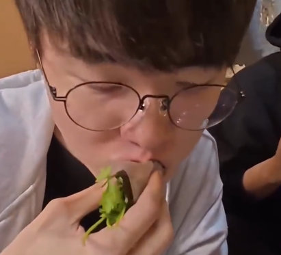 Faker吃香菜的痛苦表情Faker吃香菜露出了痛苦表情："感觉像吃了洗衣液一样