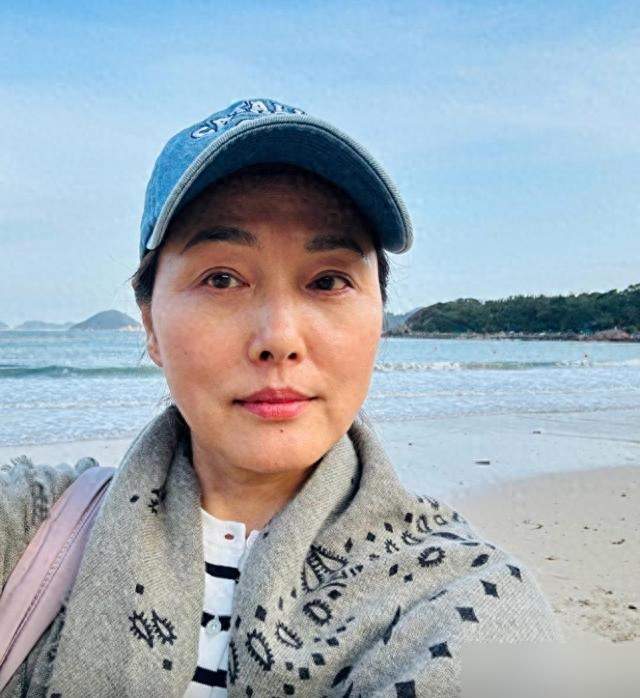 张延体面离婚，56岁签约复出，是主动选择还是被动复出