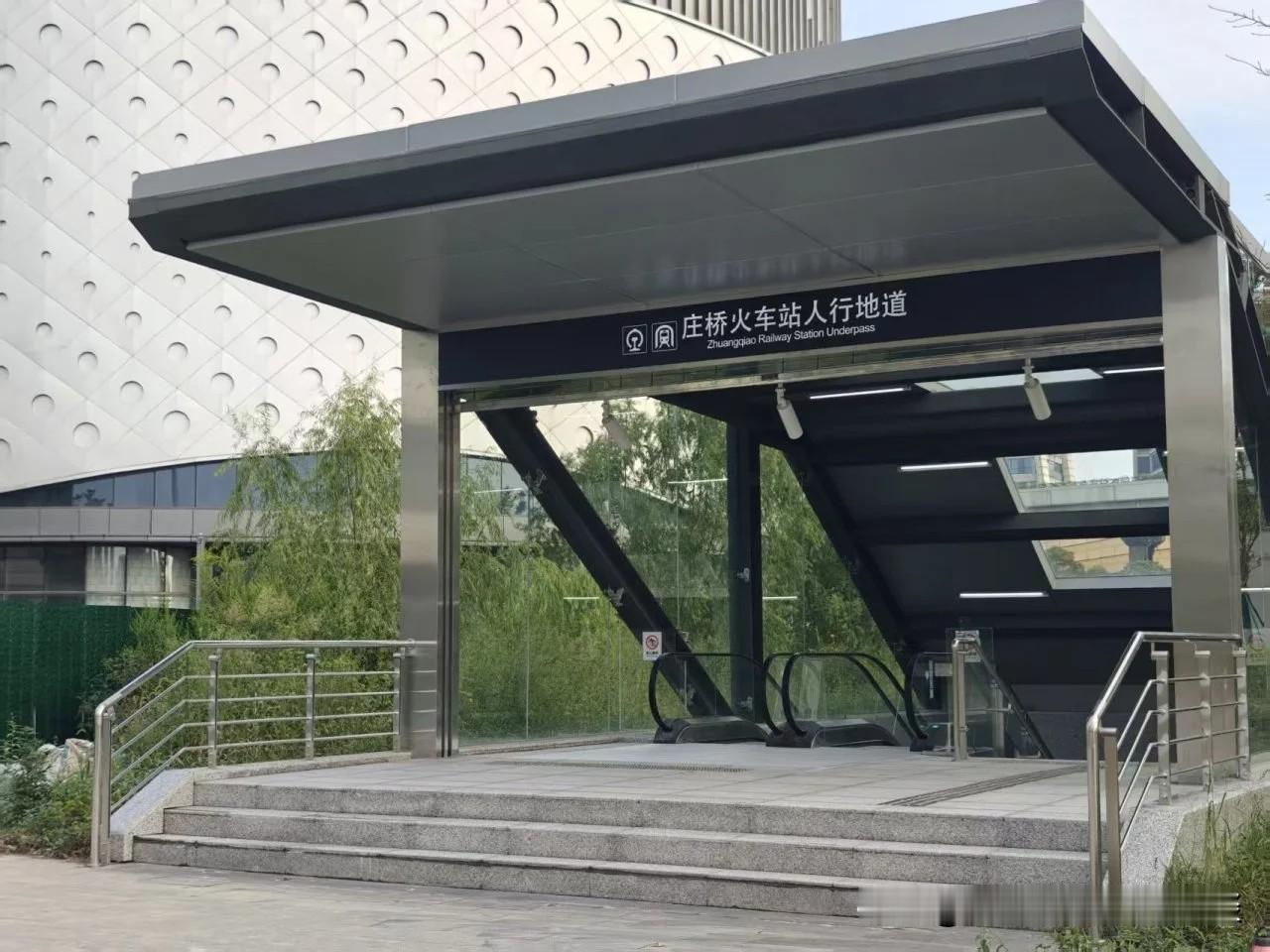据报道，宁波地铁4号线，庄桥火车站站点的D出口，已经开通了。住在附近小区的居民，