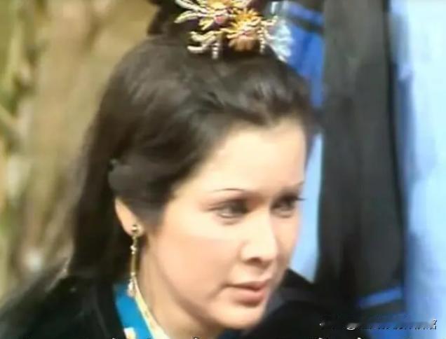 原著中对包惜弱的描述是“芙蓉秀脸，星眼如波”，生的是善良美丽，性情温婉，那么在以