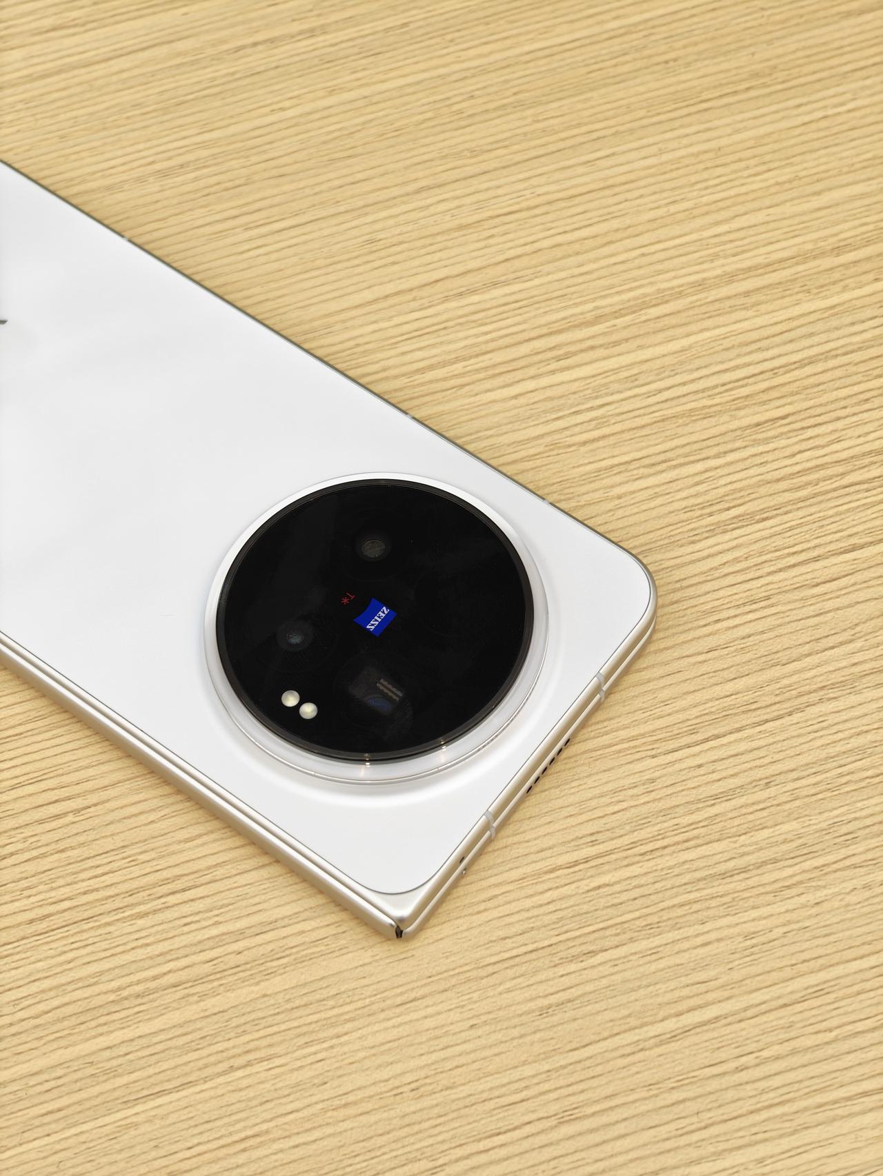 昨天去线下摸了 vivo X Fold6，有些点还挺戳我的，大屏分屏处理文档方便