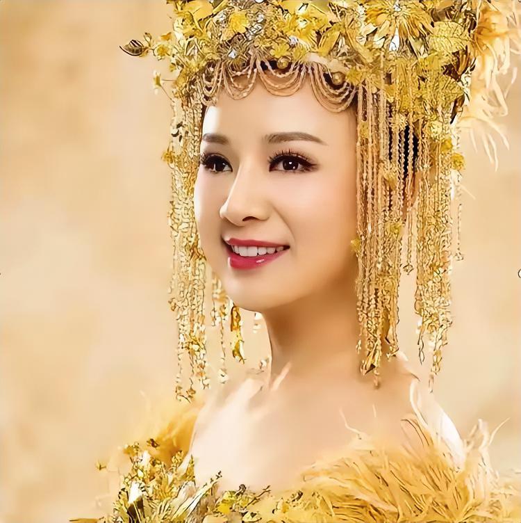 9年前，盲人女歌手刘赛不顾反对，把自己嫁给这个一贫如洗的农村小伙。愿意倒贴一套婚