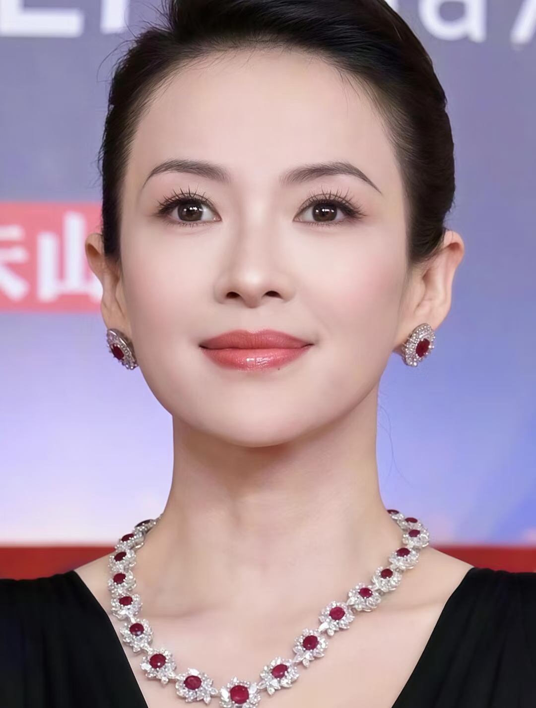 没认出这是章子怡反差感真的绝了！前阵子还是红毯上明艳动人、自带贵气的国际章，一进