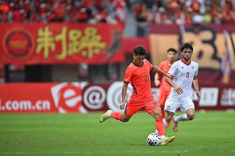 国足2比1新加坡，U19土伦杯1比0哥伦比亚，U23补时第97分钟绝杀塔吉克斯坦