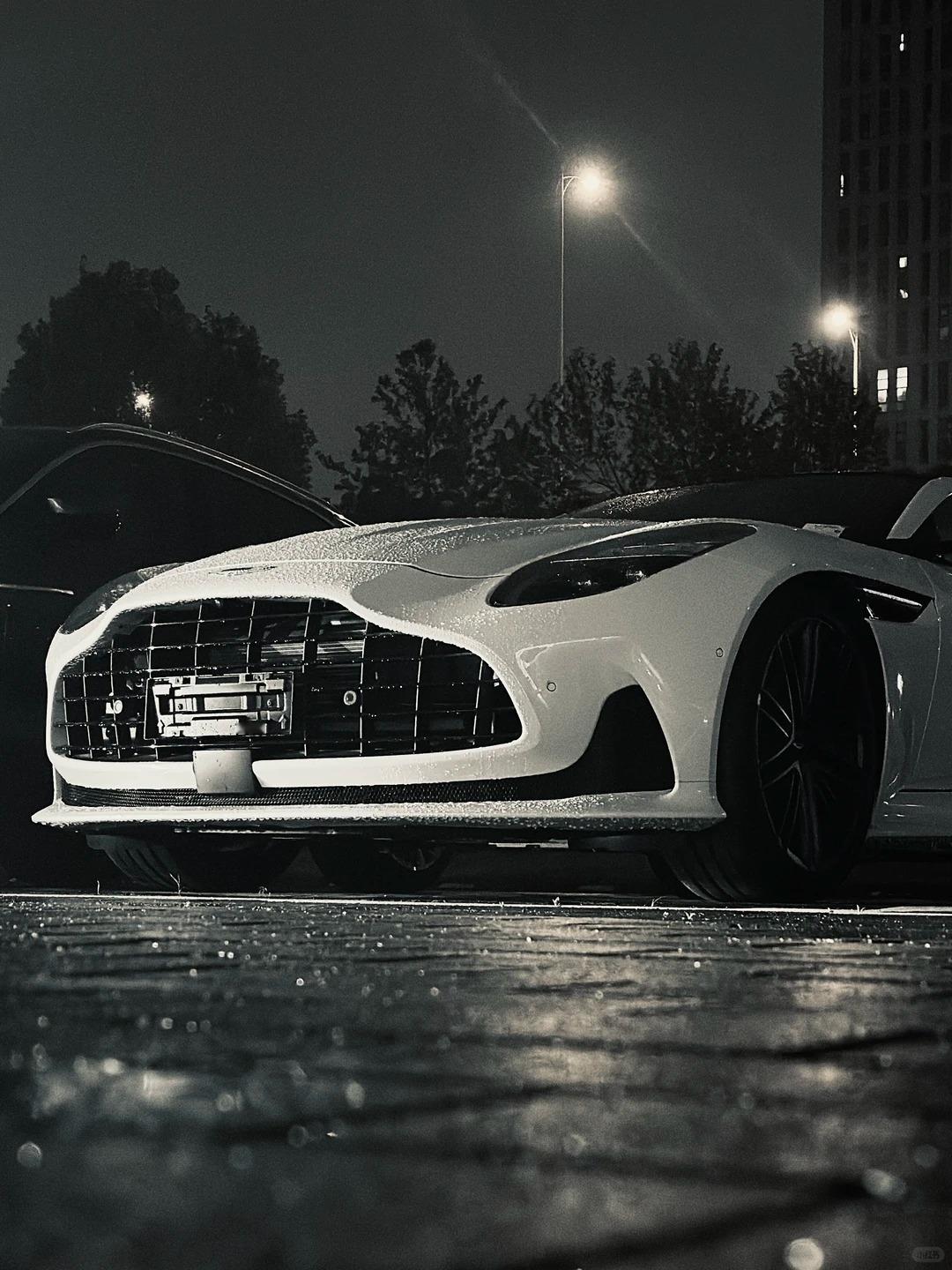 雨后的阿斯顿·马丁DB12 Coupe，更优雅了绝美车片