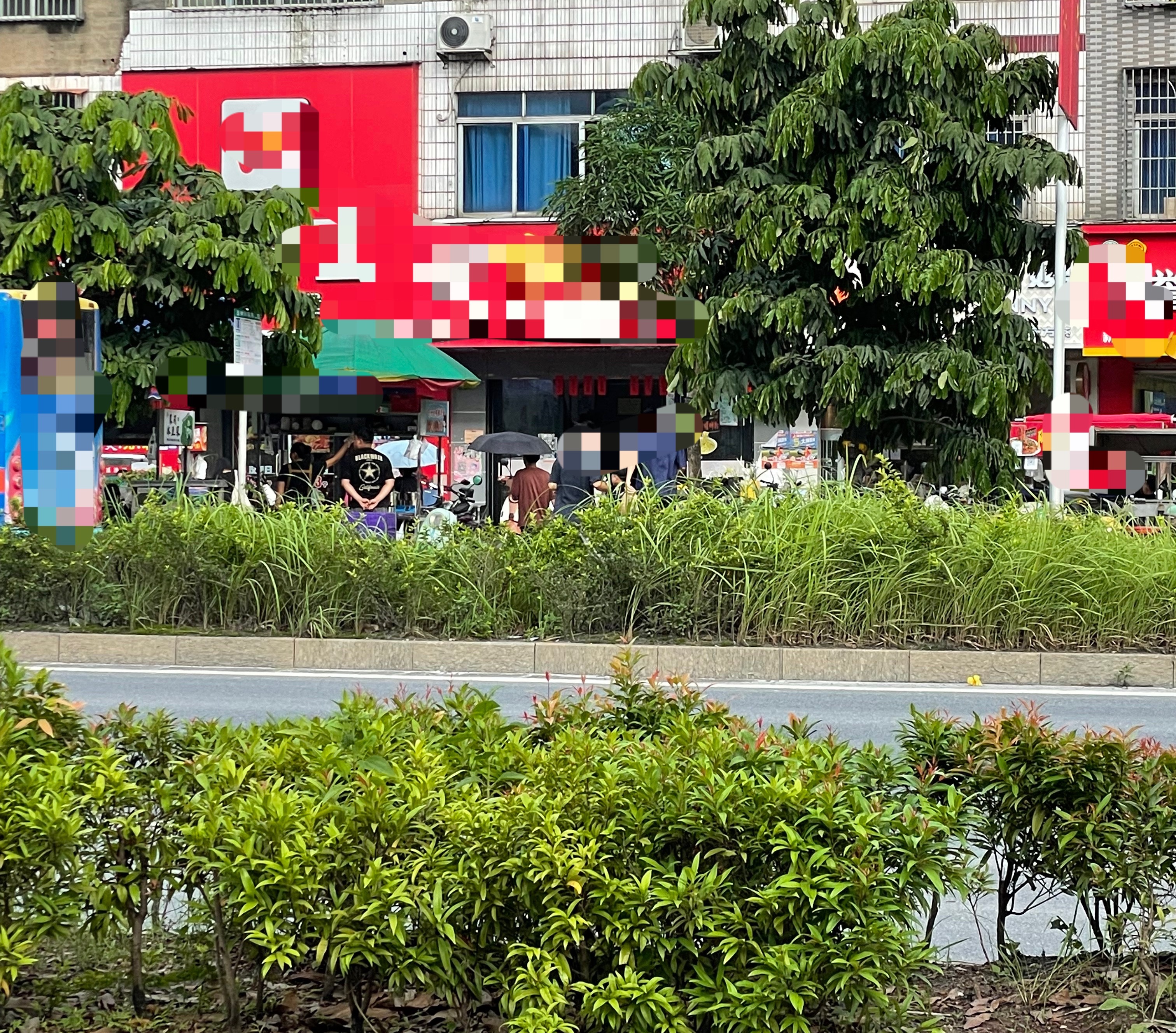 【玉林某门口两名男生横穿马路过对面】6月27日，玉林市某门口有两名男生横穿马路过