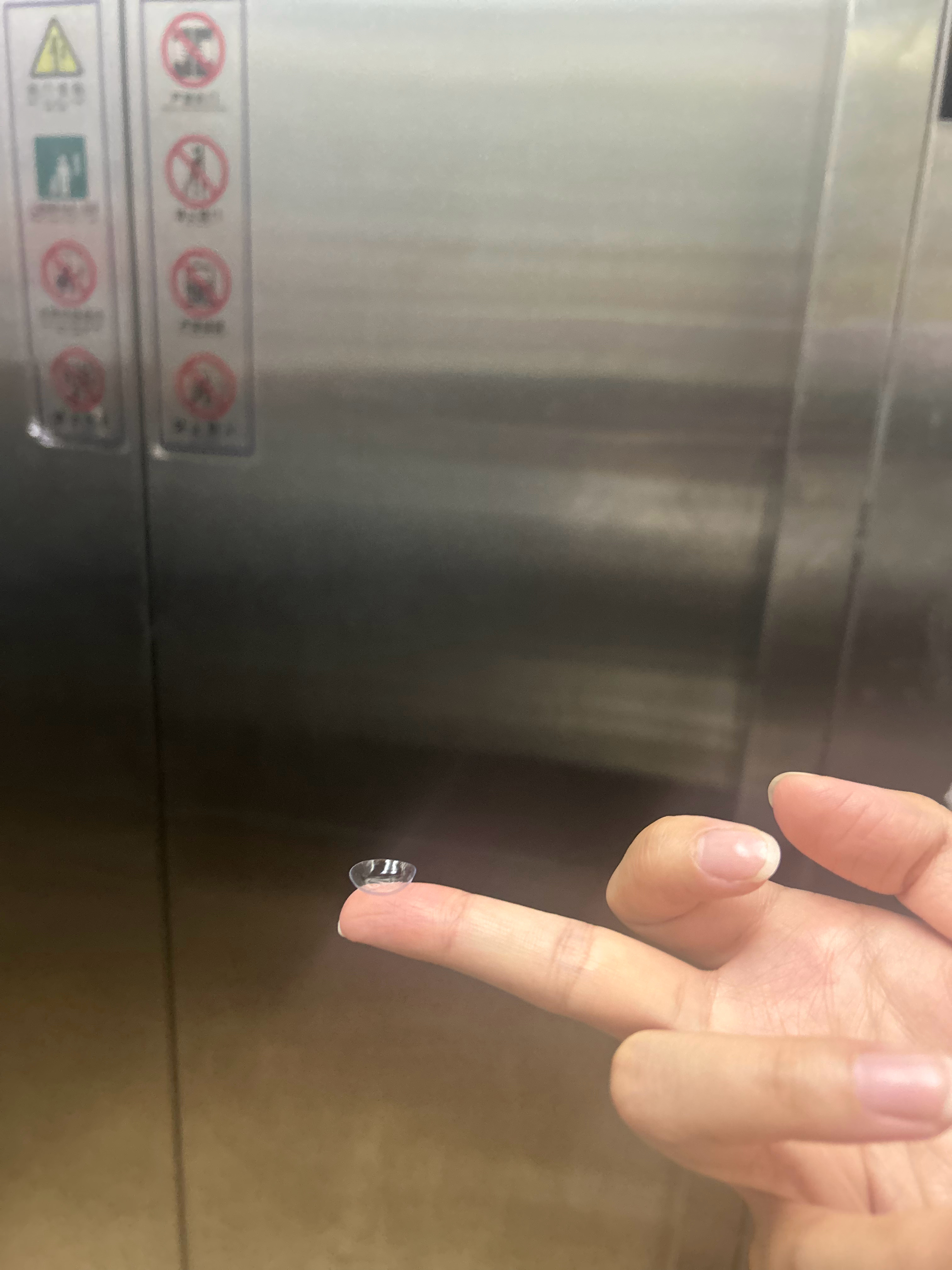 揉下眼睛隐形眼镜掉了，百米冲刺回家ing～