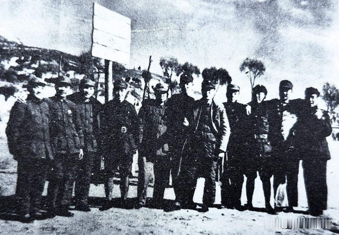 1938年11月，罗瑞卿与部分参加中共六届六中全会的干部合影。左二至左四：谭政、