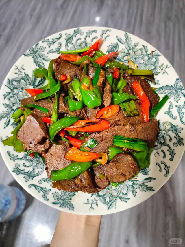 过年囤的卤牛肉，别再凉拌了，炒着吃香晕了