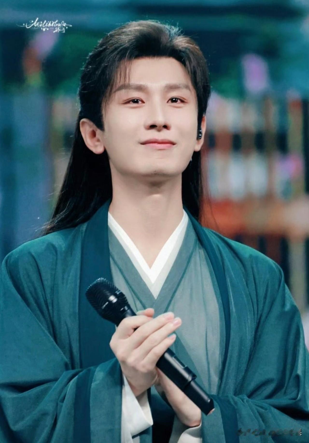 成毅应该是我见过的最不会消费角色的一个演员了，好多人一有成名的角色，平时恨不得所