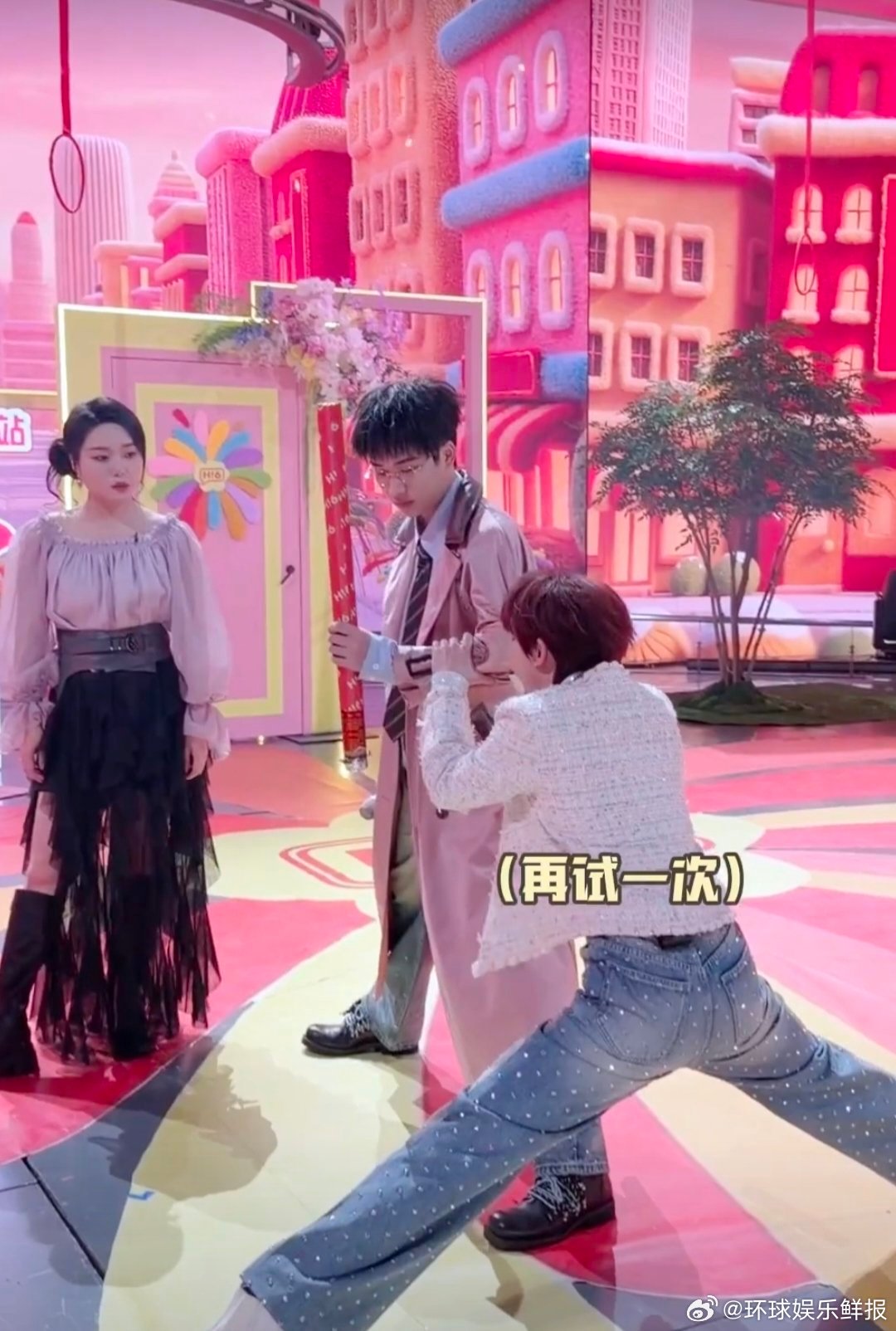 何炅震惊丁程鑫不会劈叉你好星期六节目后台柔韧度比拼超搞笑，何炅率先上阵展示极限，