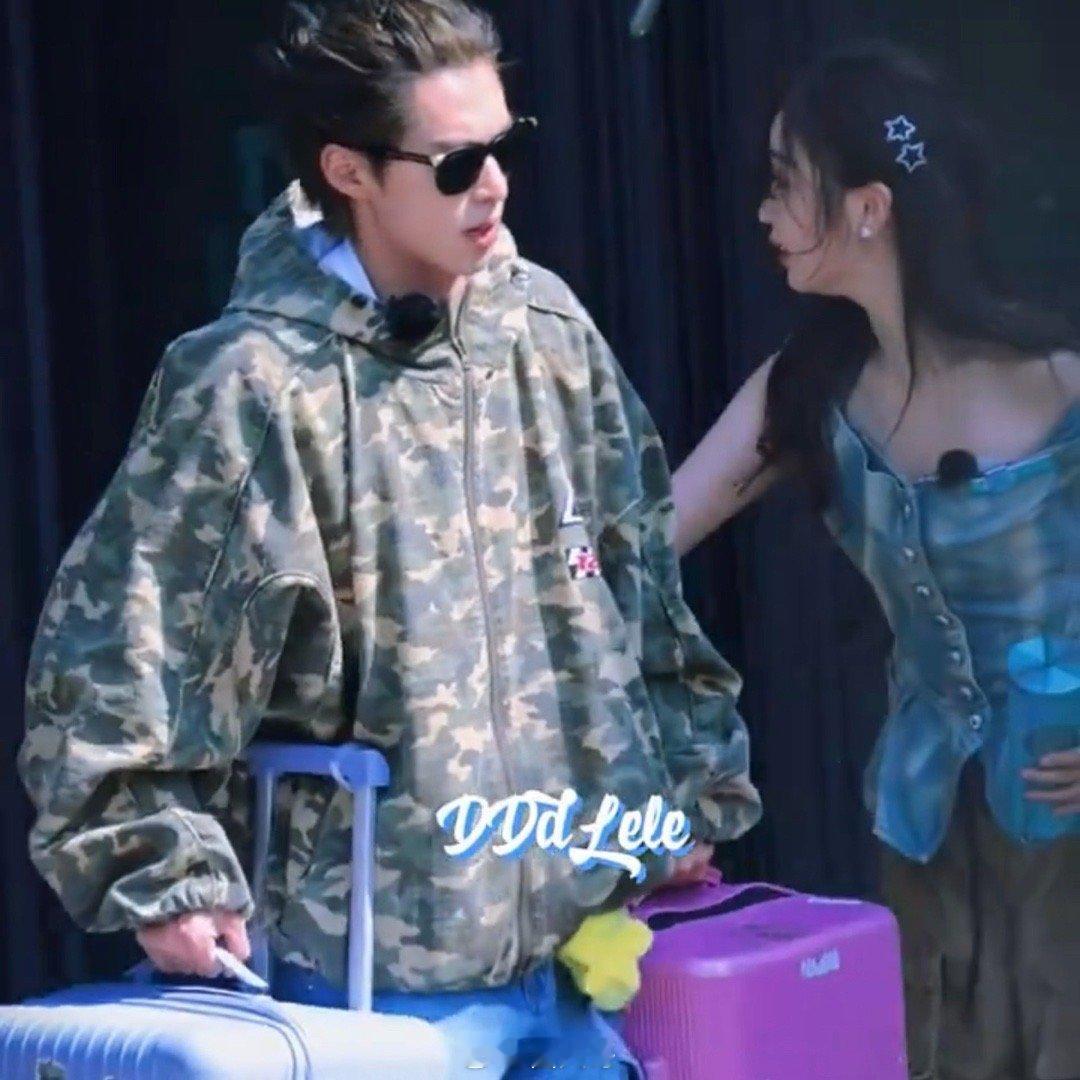 王鹤棣帮吴宣仪拎箱子看到吴宣仪和王鹤棣在综艺《亲爱的客栈》新路透，瞬间脑补偶像剧