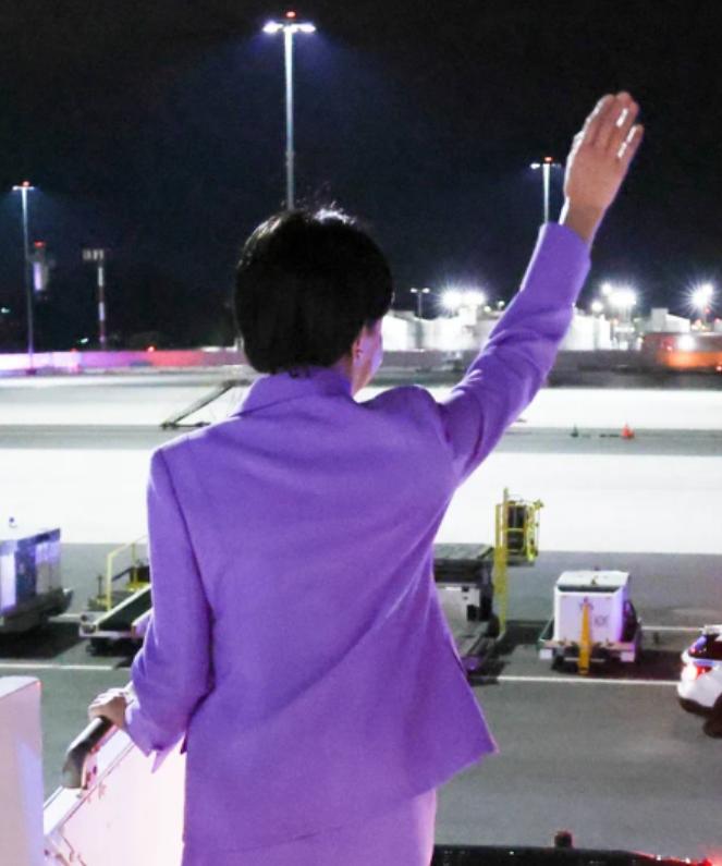 她在向谁招手，这是日本网友们的疑问。从这个角度看去，前方是空空如也，连个人影都没