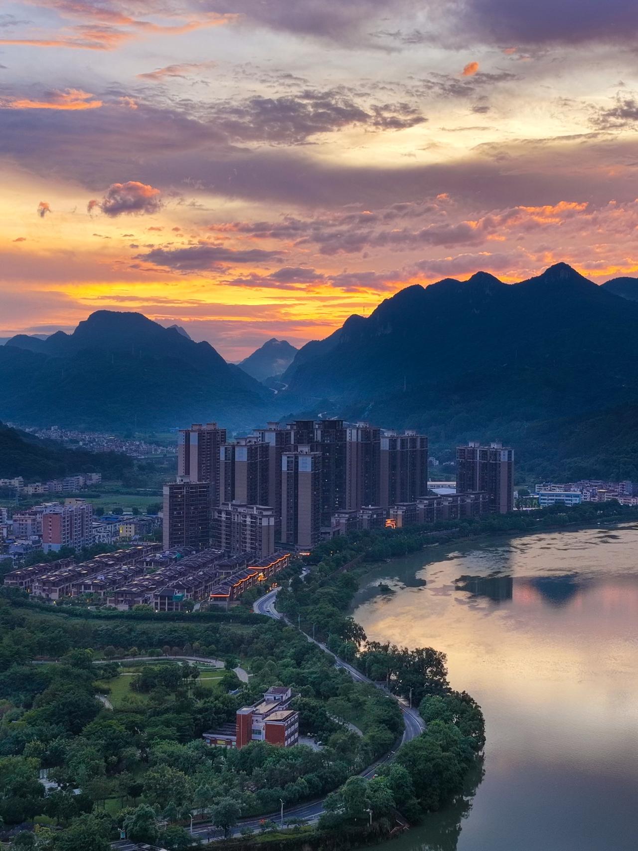 城市热浪滚滚，不如躲进阳山的青山碧水里，开启一场清凉治愈之旅。💚
6月24日，