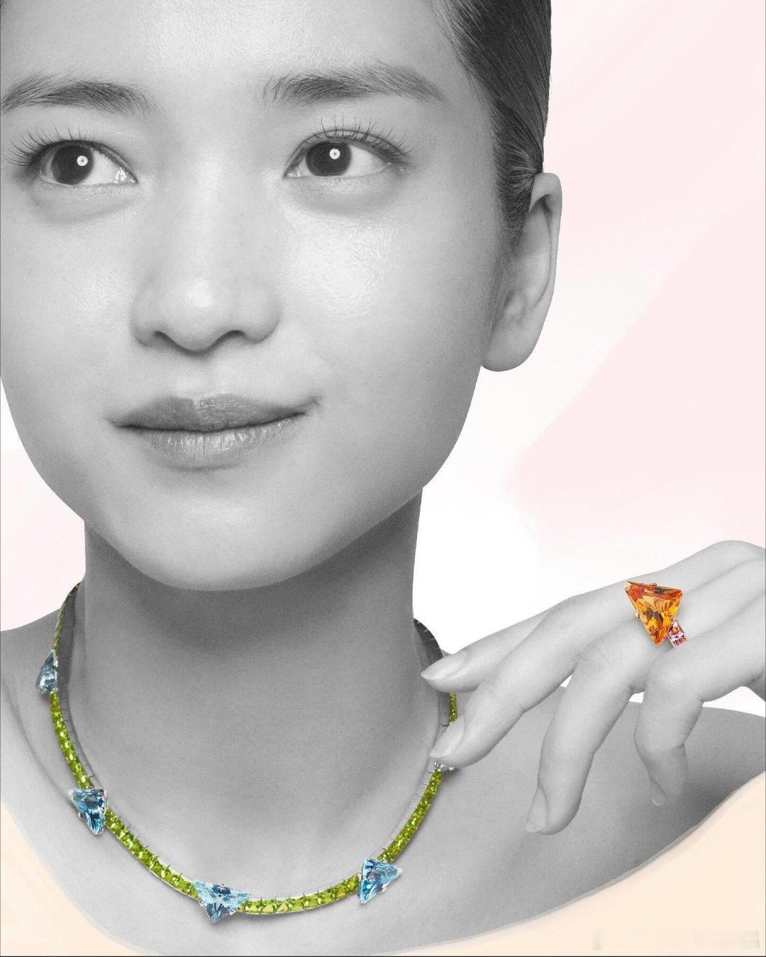 Prada推出全新Fine Jewelry珠宝系列单色视觉大片分别由演员金泰梨、