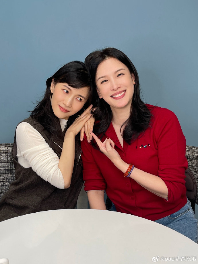 papi热烈欢迎 超模来了还自带"搞钱研究"buff，和 两个人坐在一起，光想象