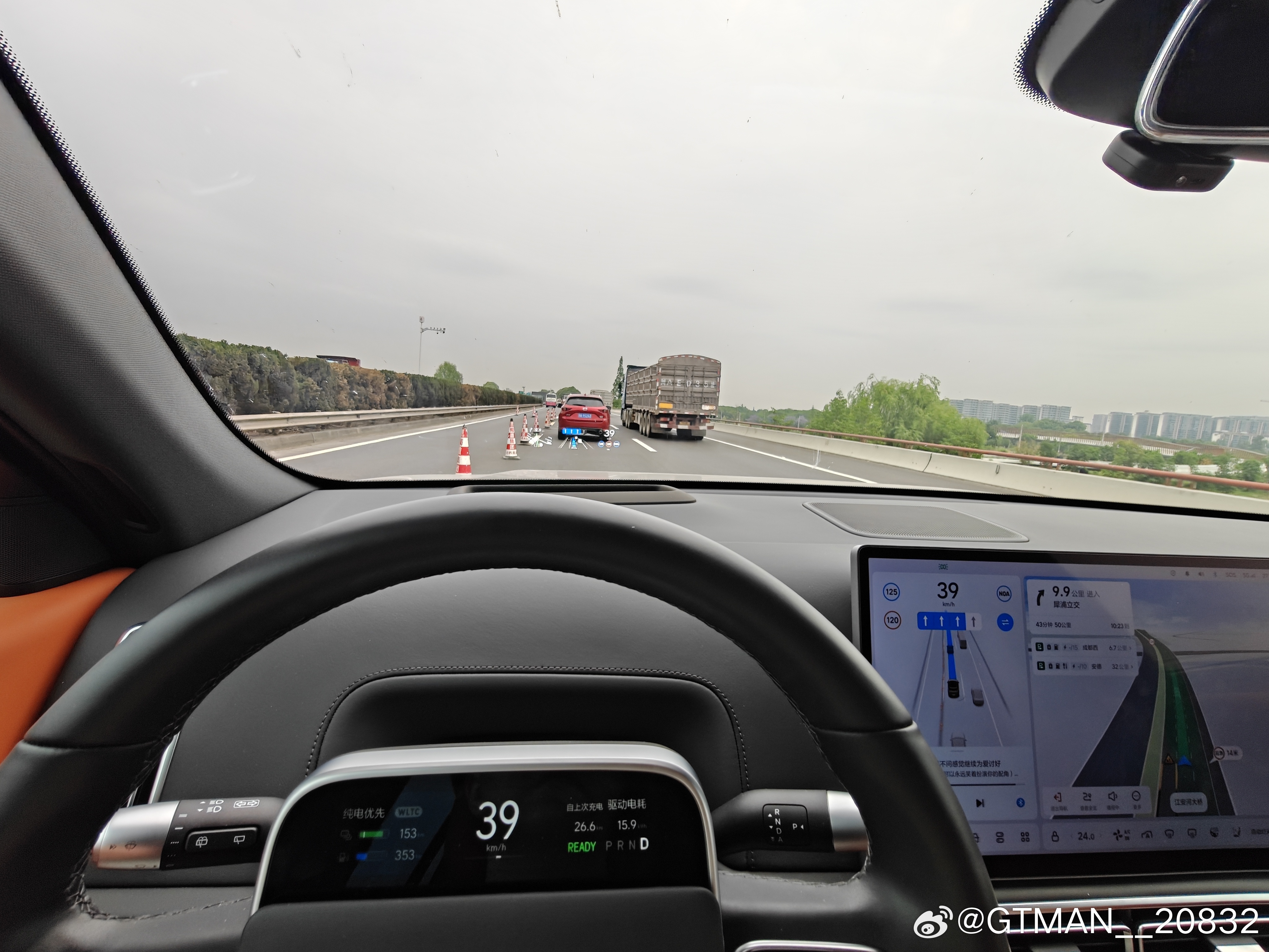 道路施工三变二，我开着noa辅助驾驶在需要变道的车道，前面还有车的情况下，车突然