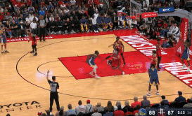 库里70秒“连轰3粒”三分，瞬间帮助勇士97-89领先火箭
北京时间10月30日