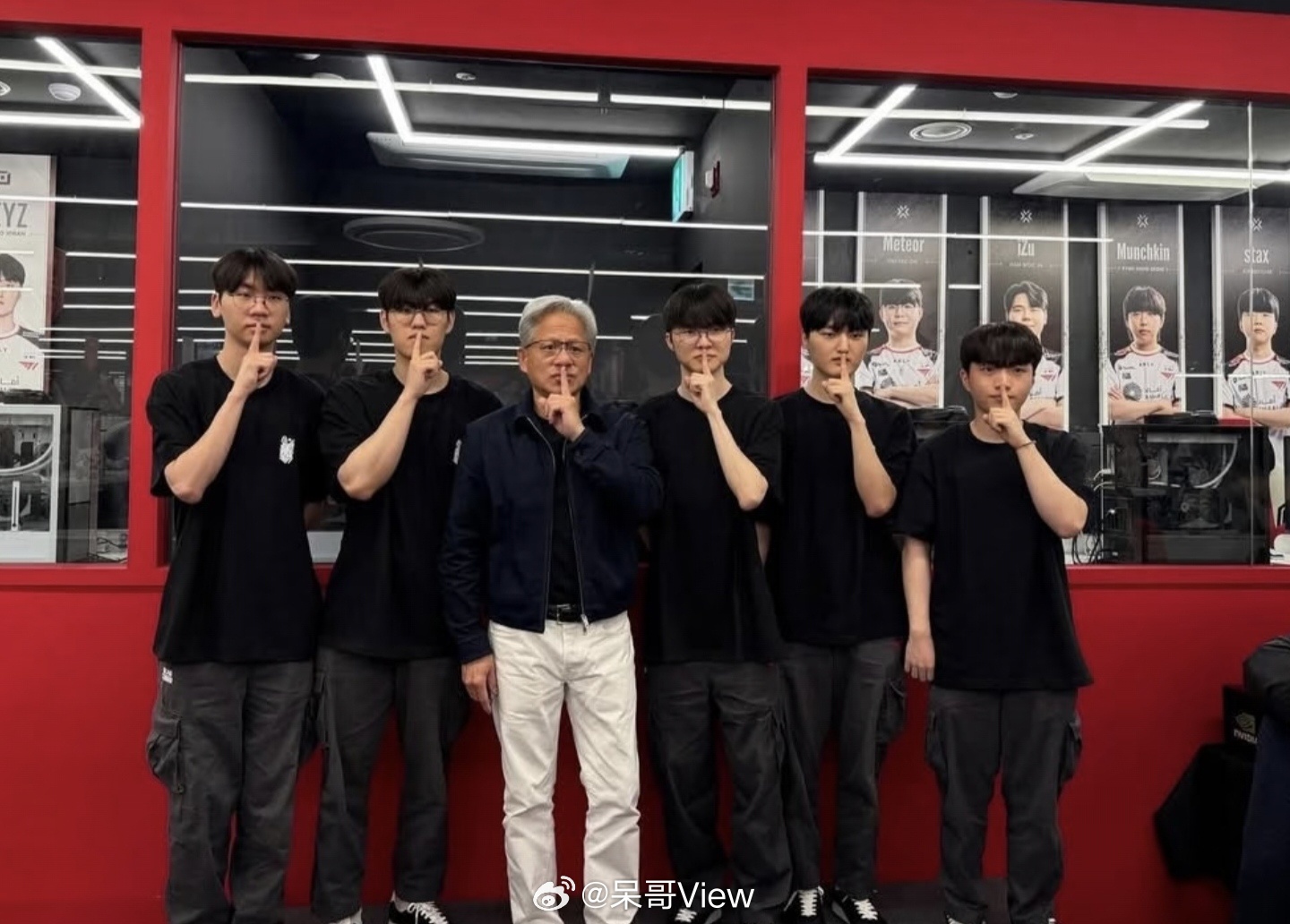 Faker送黄仁勋签名队服faker第七冠的理由了，这一冠为了黄仁勋和英伟达，去