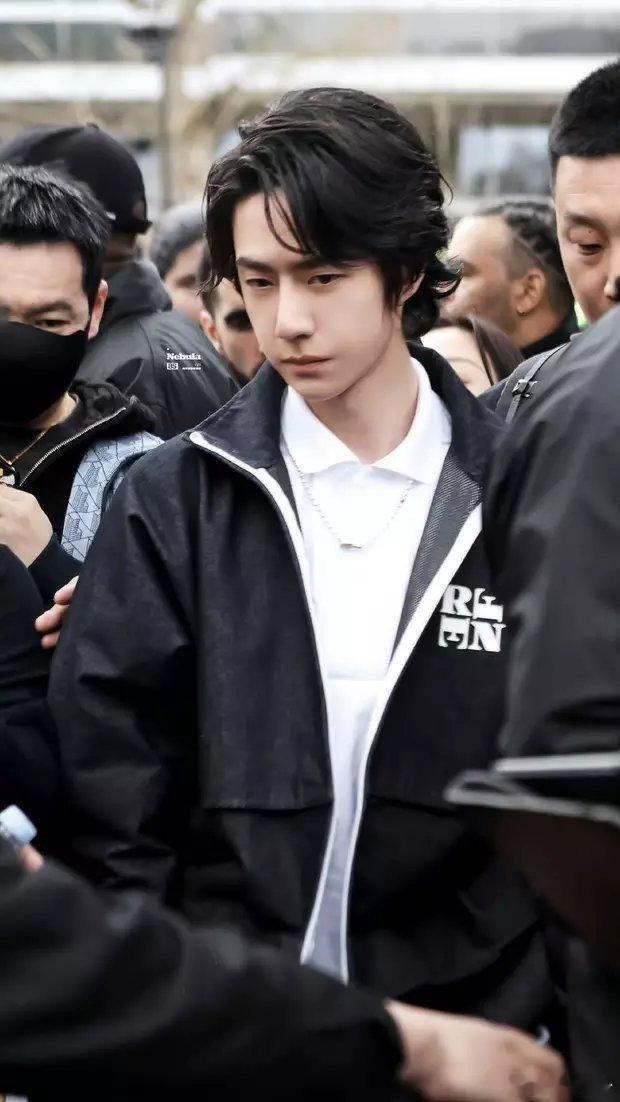王一博现身巴黎时装周，与奥斯卡影帝AdrienBrody坐一起同框看秀。 ​​​