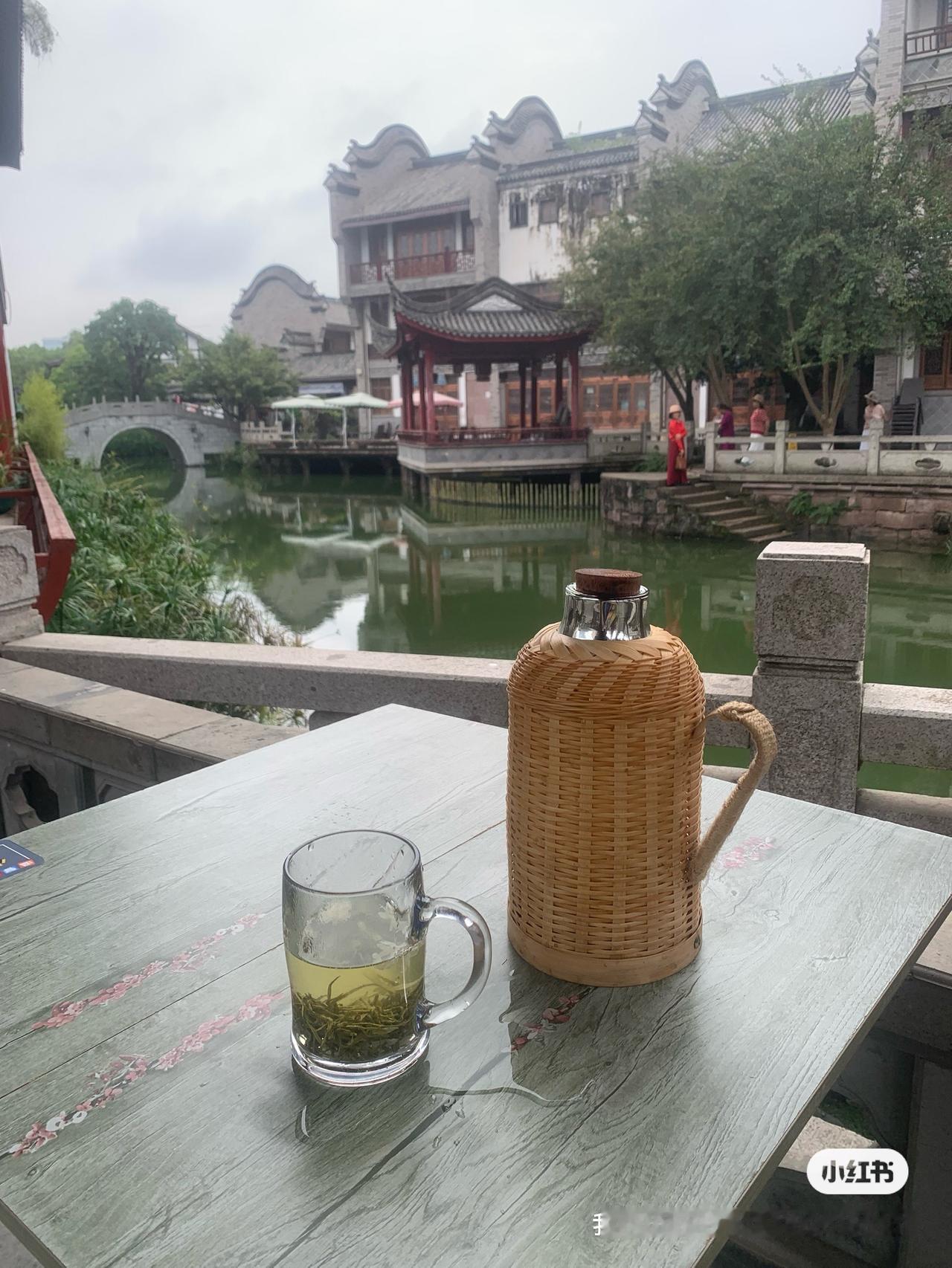 在成都北门偏西的地方，离府河、沙河、东风渠都较近。府河、沙河、东风渠边有几十家坝