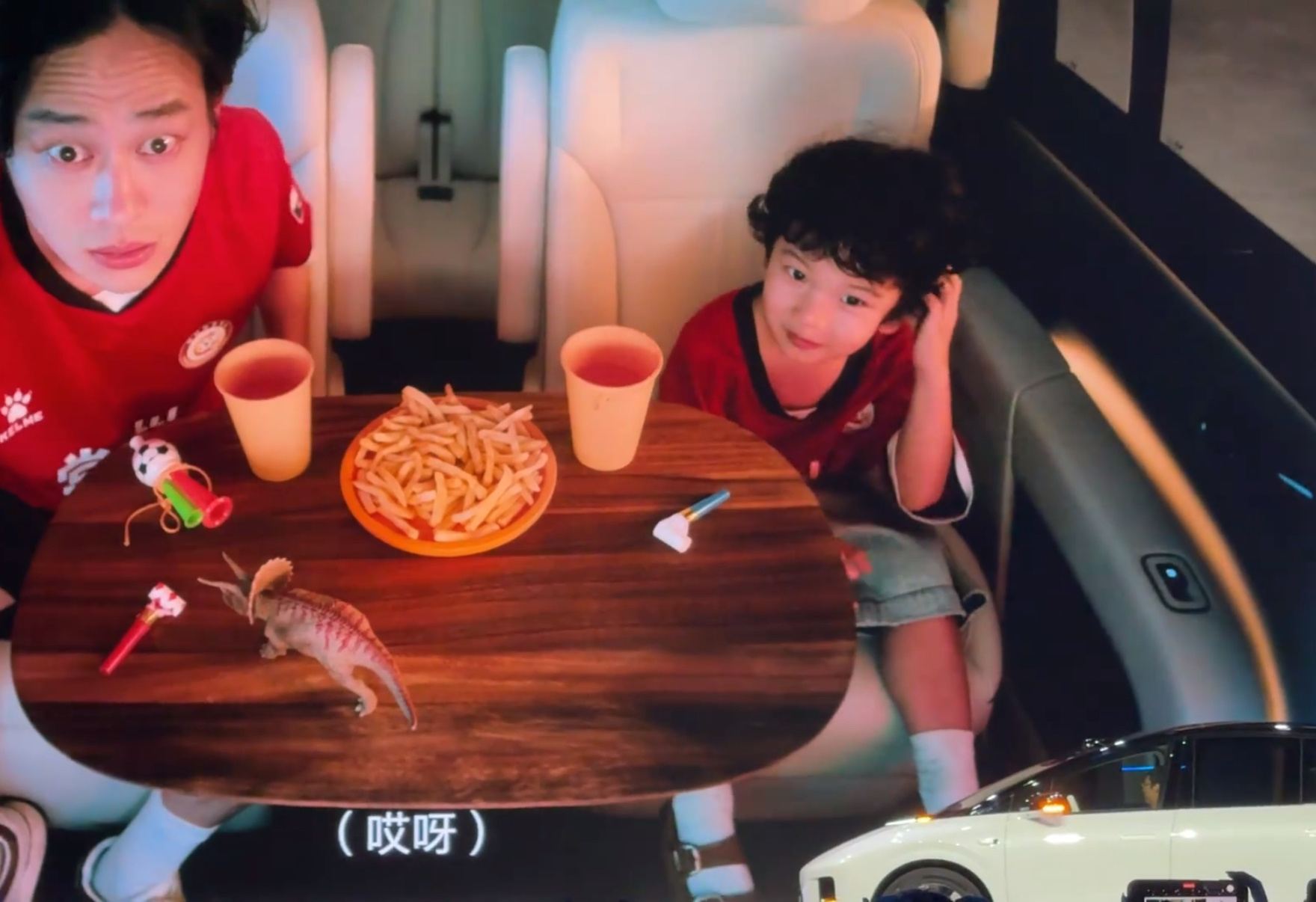 理想i8也有小桌板 ​​​