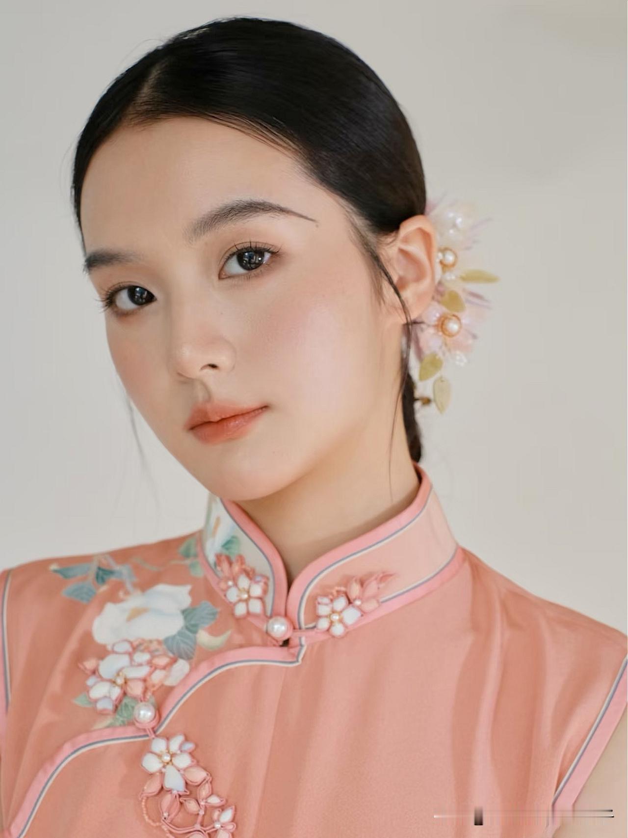 有人说粉色太嫩了，
我偏就穿粉色
工笔画般的温柔
细腻的东方美
婚礼旗袍