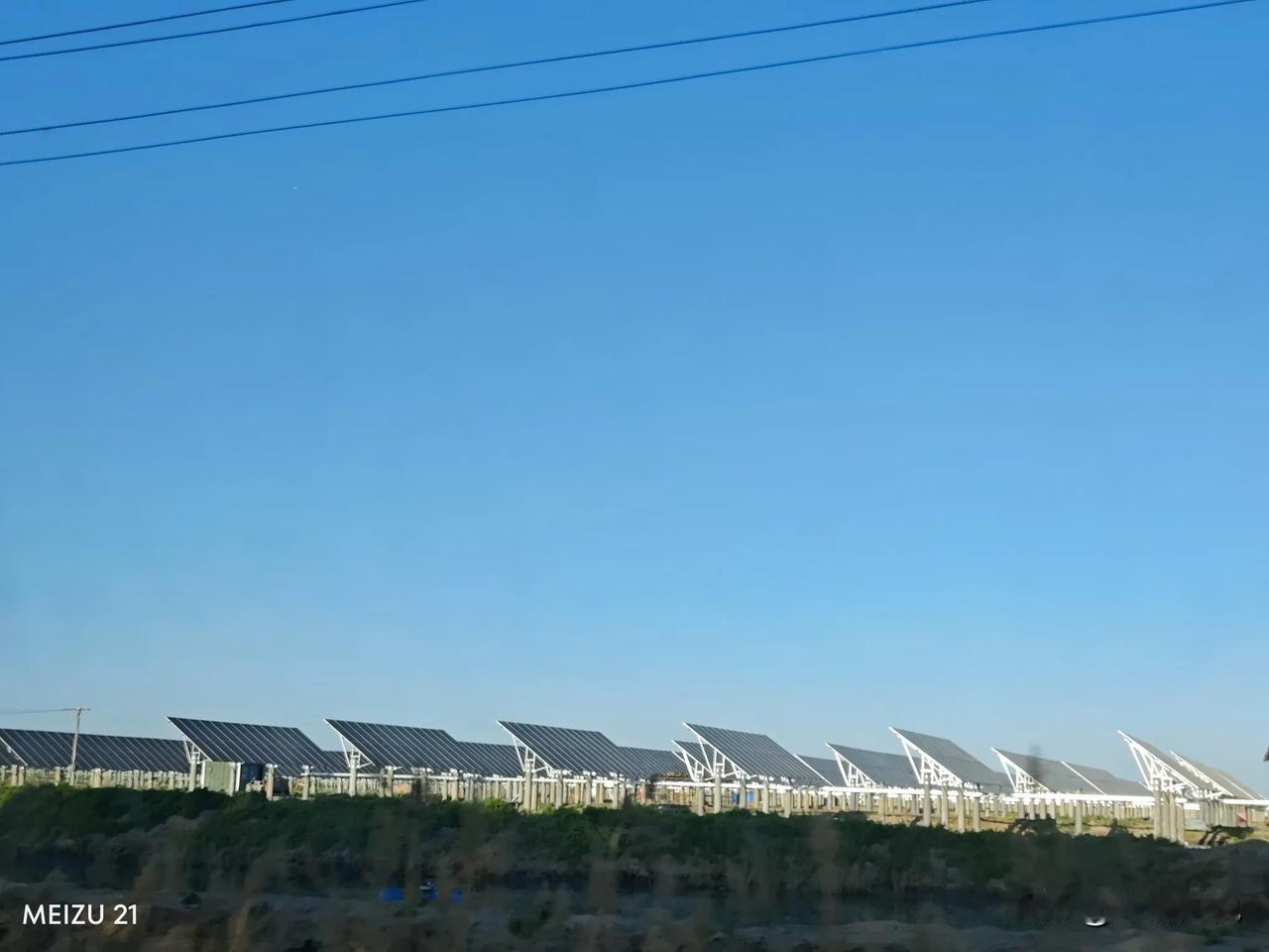 假期路上遇见的那些高科技
图一:渔光互补
图二:高压变电
图三:油田里的挖油机与