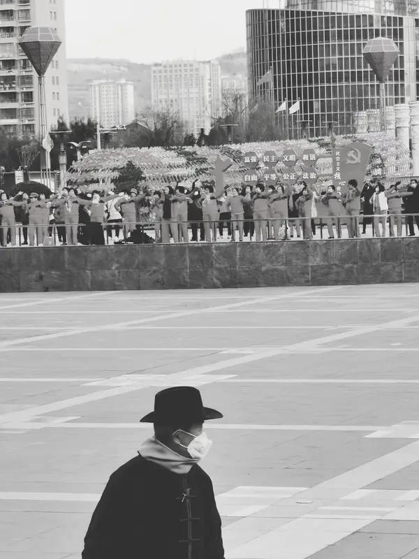 突发！伊朗南部遭密集空袭，阿巴斯港一片火海，全球都在颤抖！
 
所有关心国际局势