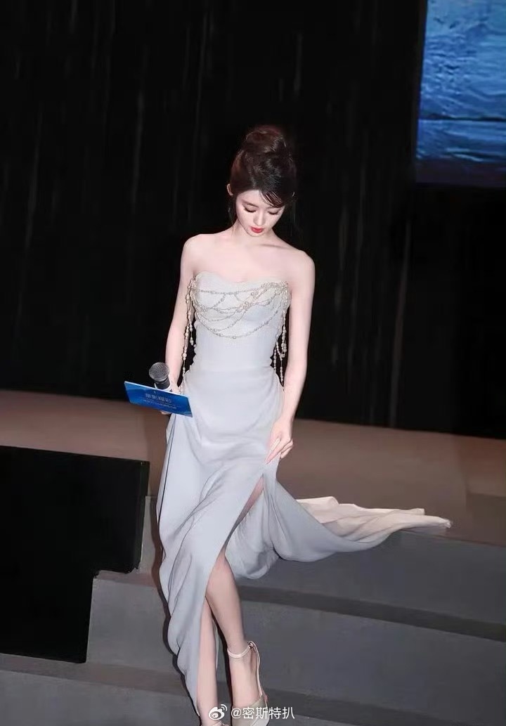 有网友说黄杨钿甜跟赵丽颖很像，你们觉得呢 