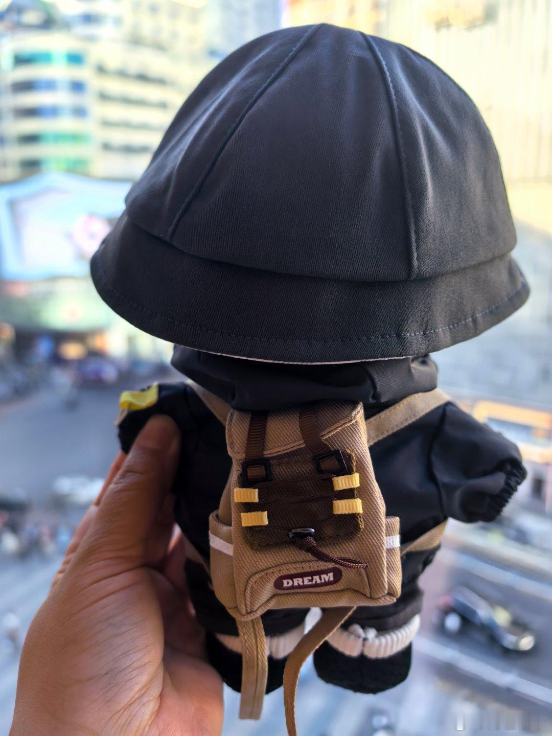 不能说一模一样，只能说也不是毫无关系。新衣服。 