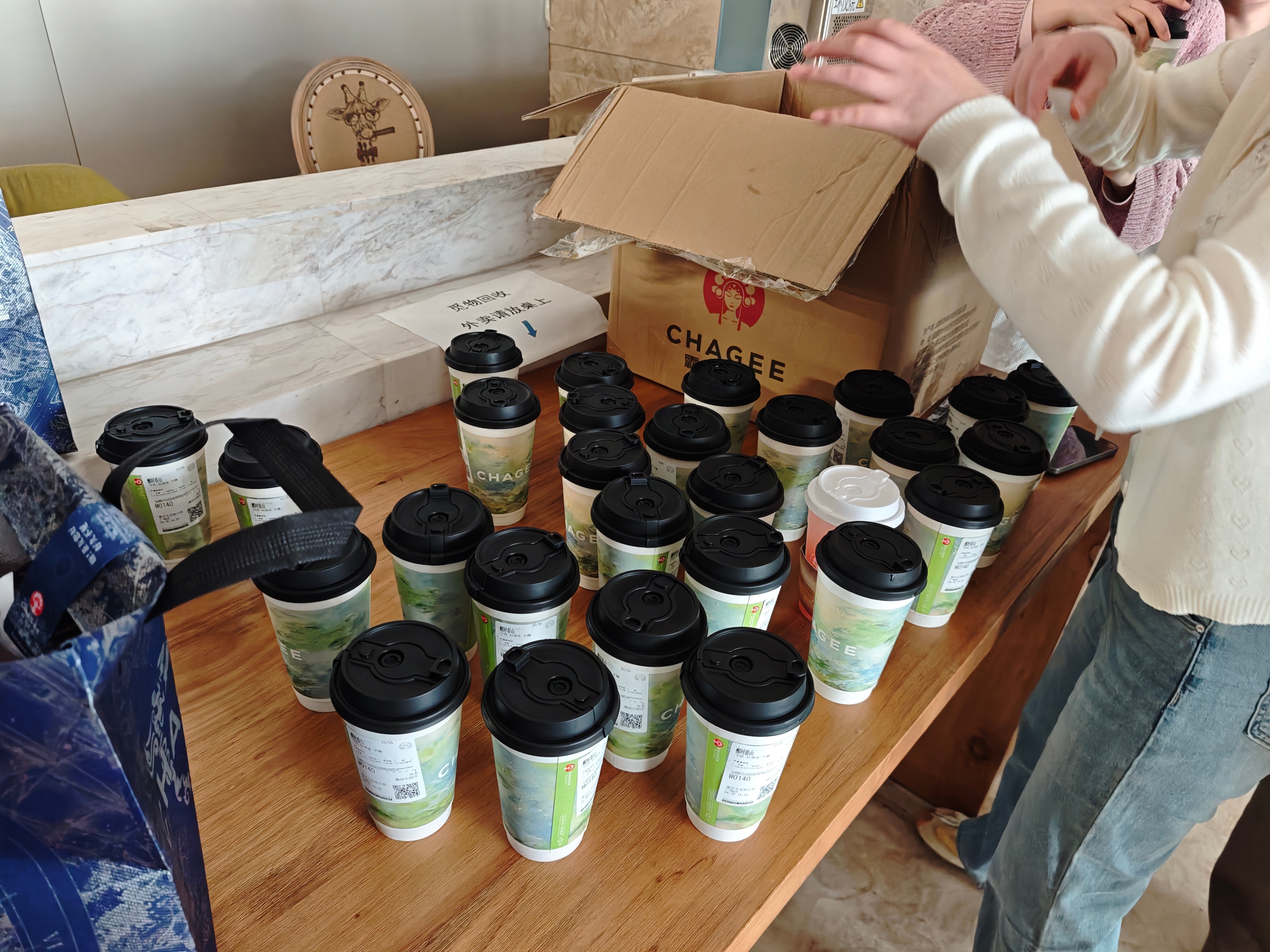 三点几嘞，饮茶了先继续给兄弟们整了下午茶，人人有份 