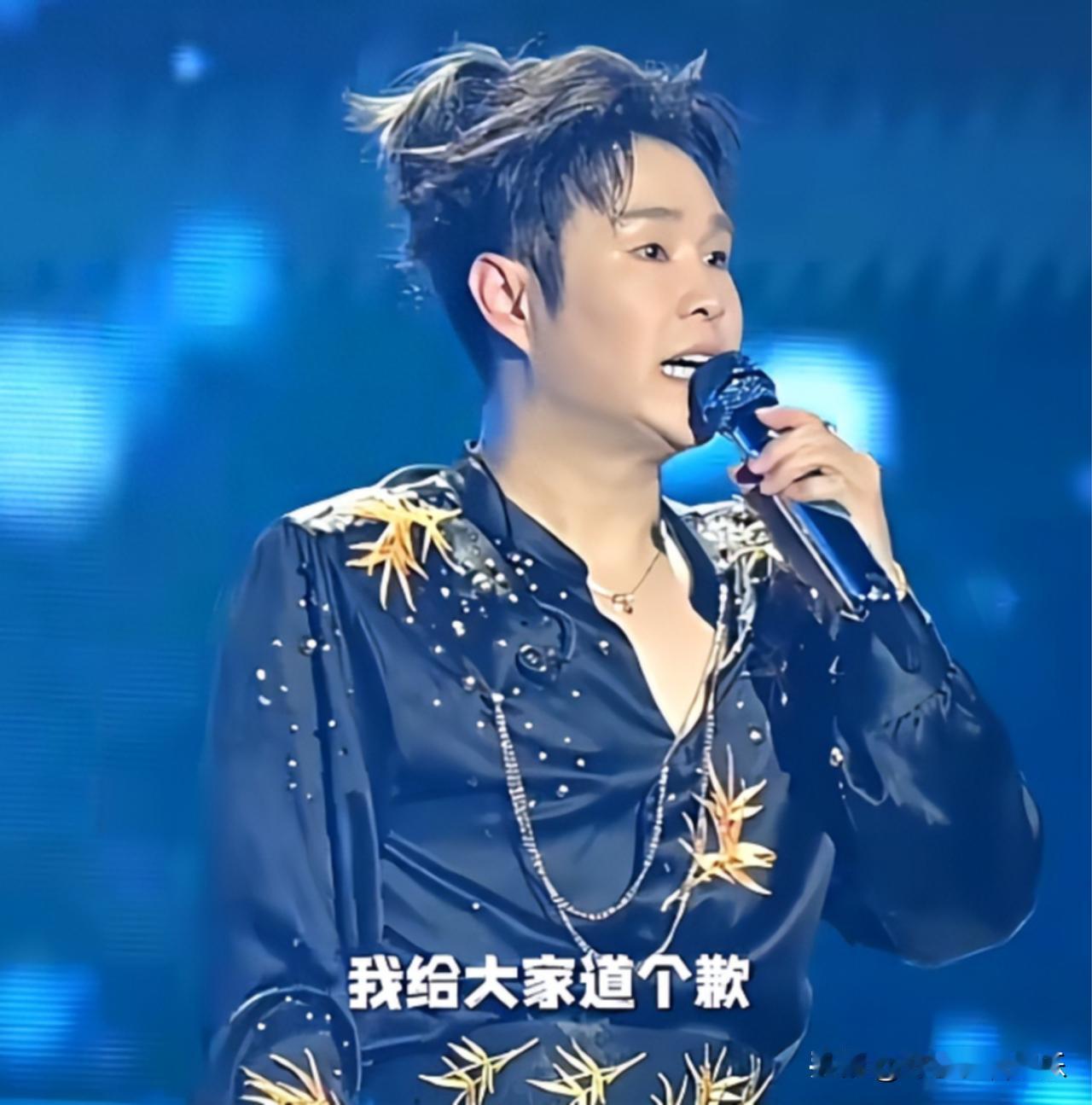看到小沈阳演唱会的提词器，我明白了他老家演唱为什么翻车。

小沈阳在家乡人面前的