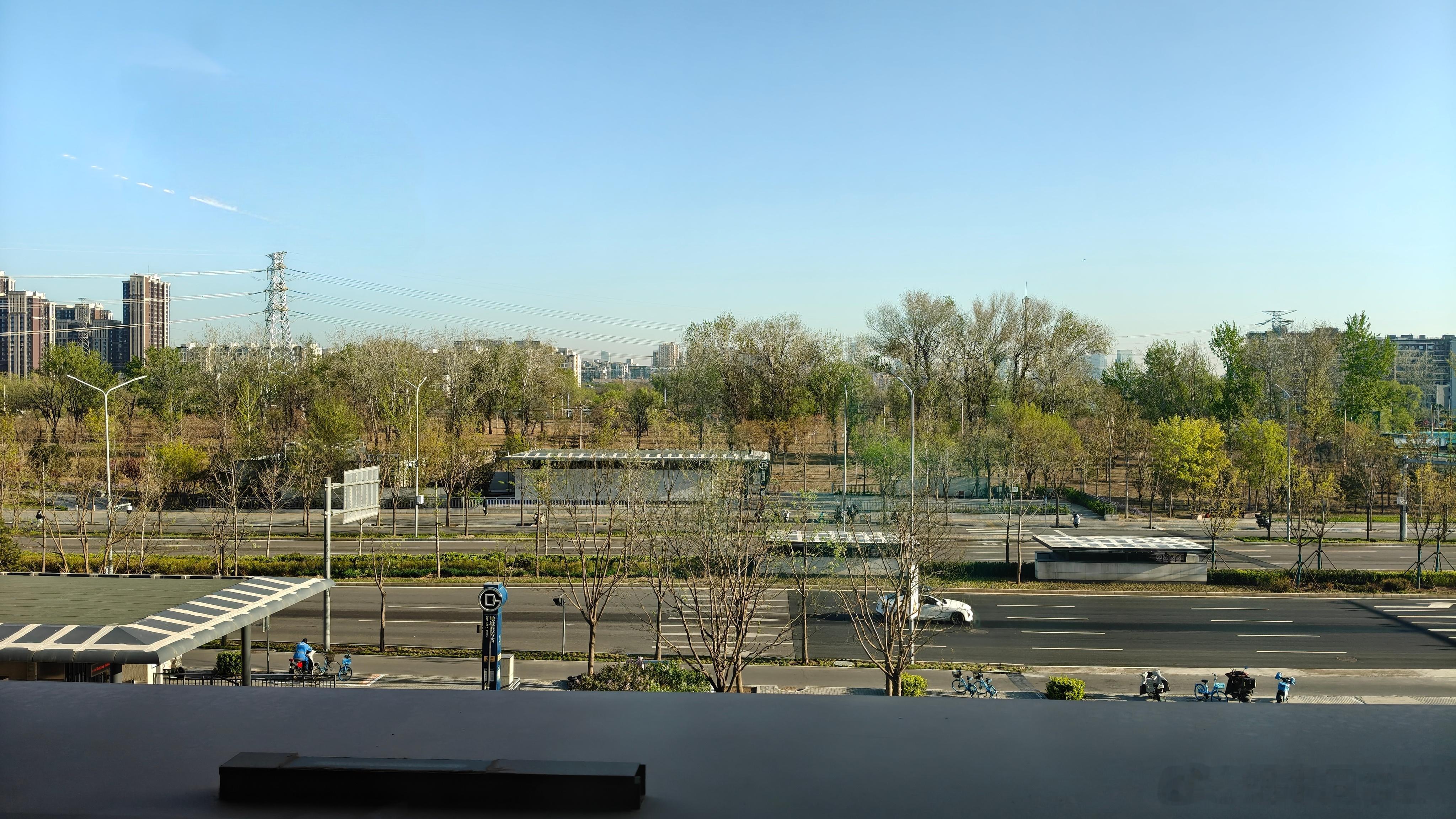 早安，大家！四月的北京不燥不冷， 早晚微凉，午后舒适， 全年最适合户外漫步、拍照