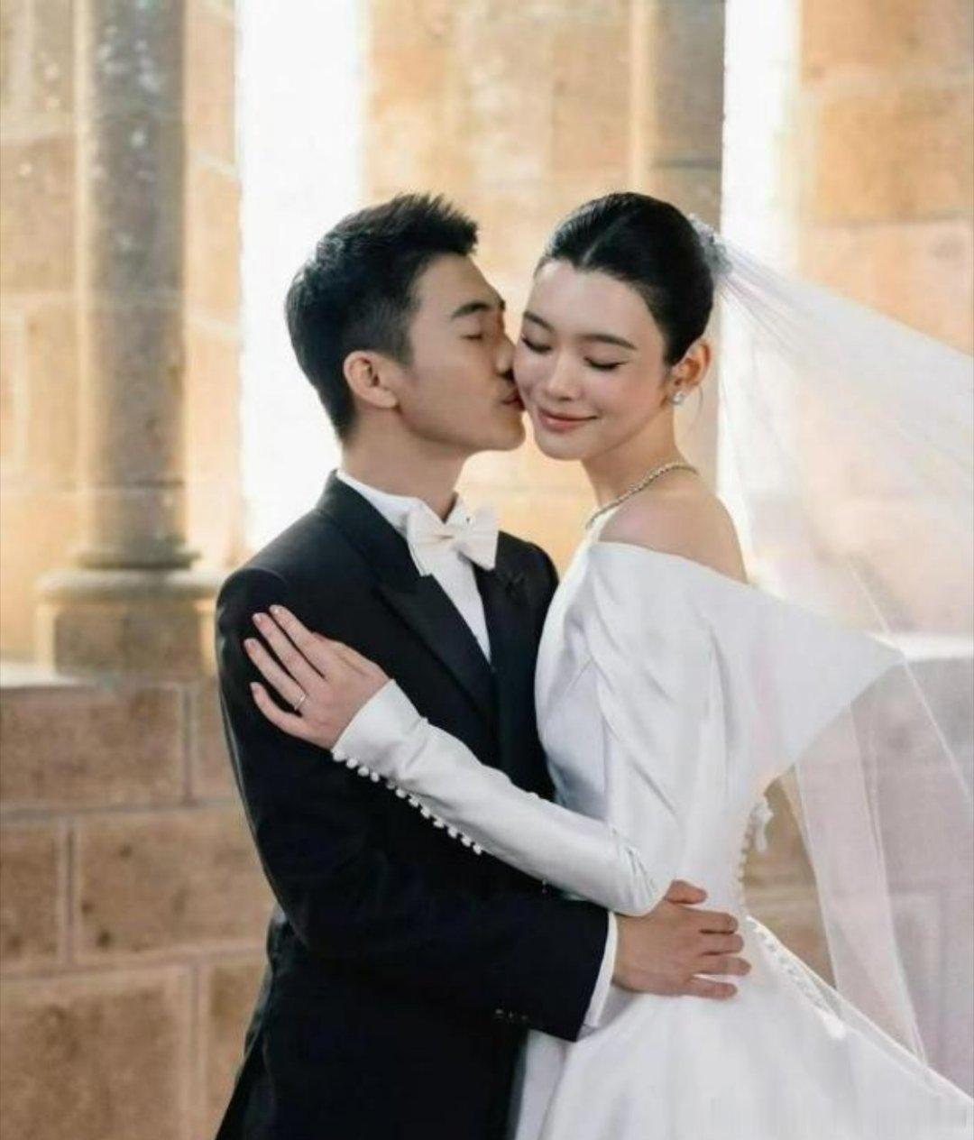 四太把当年赌王送的定情珍珠戴在了儿媳脖子上，奚梦瑶非常感谢婆婆，婚纱奢侈到需要七