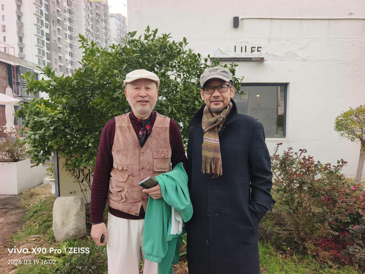 葛强兄是我认识30多年的老朋友，以前在一个学校里教书，他教绘画，我教历史。
葛强