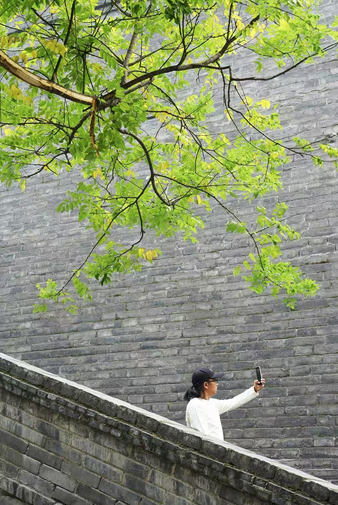 每次和爱人出门都会拍好多照片，选几张分享出来，其它也不让删。为了不让手机爆满，我