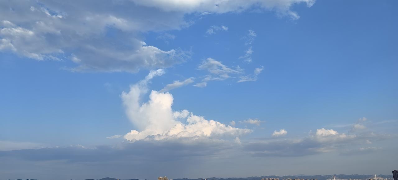 [尬笑]大重庆的夏天，热是热[太阳]，但天空还是很有“特色”的[灵光一闪]