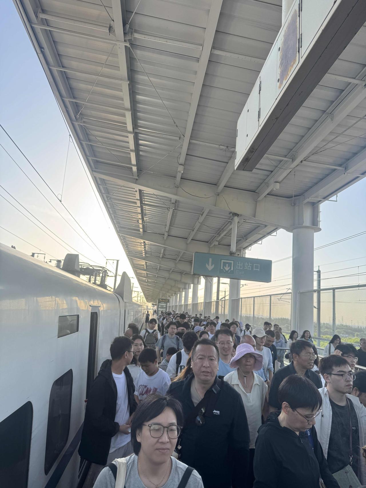 昨天半晚从苏州回嘉定在安亭北站下车，这客流汹涌啊，嘉定现在就缺14号线延伸到这里