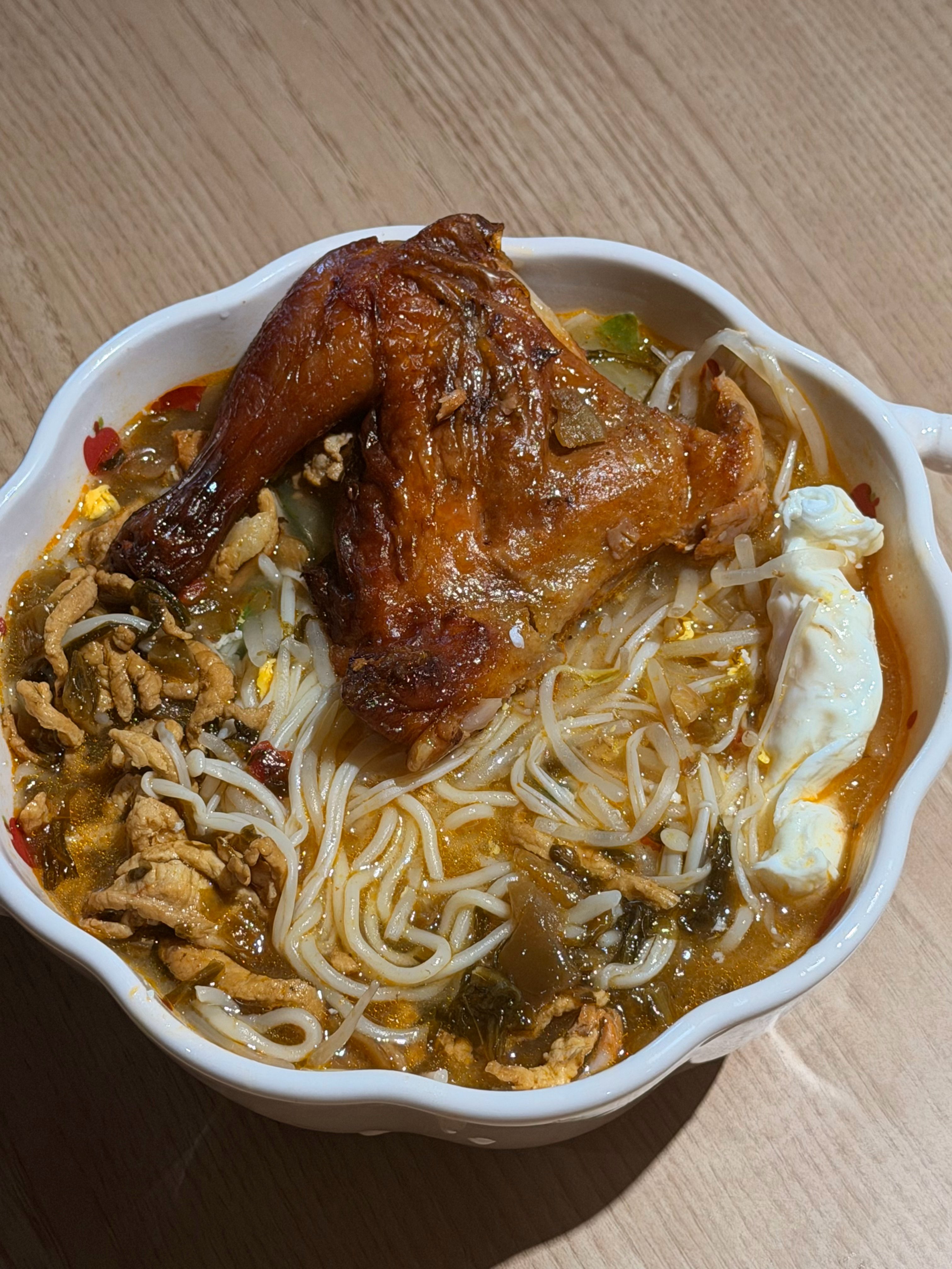 今天吃自己做的酸菜肉丝拉面，酸酸辣辣的好开胃，我自己不是很能吃辣所以没做很辣的～