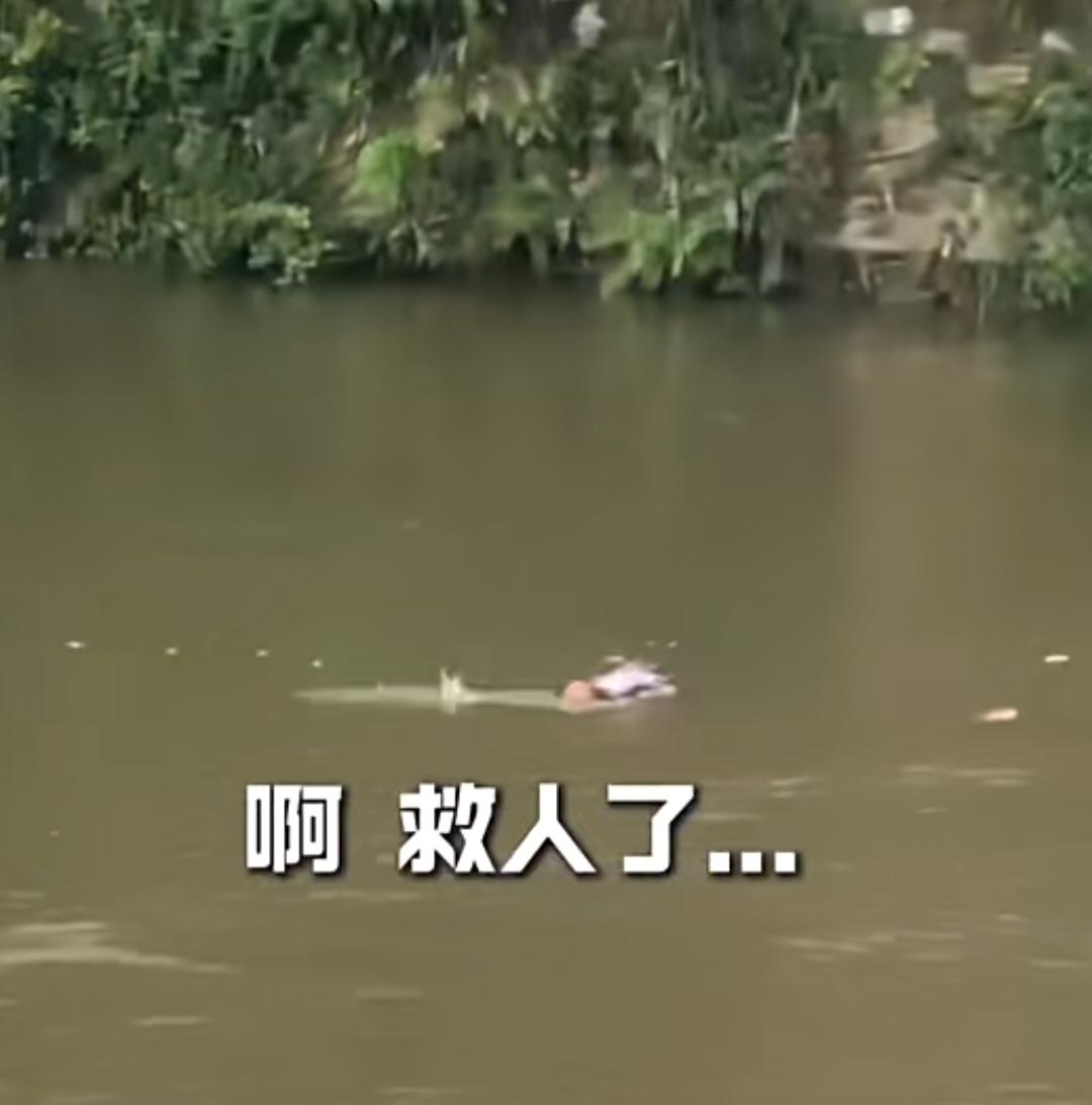 近日广东清远上演惊险又暖心的救人一幕。一名7岁小女孩独自走在上学路上，不慎失足落