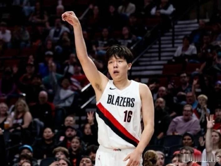 杨瀚森得学会抓住机会啊…在波特兰开拓者战胜阵费城76人的比赛中。杨瀚森比赛最后5