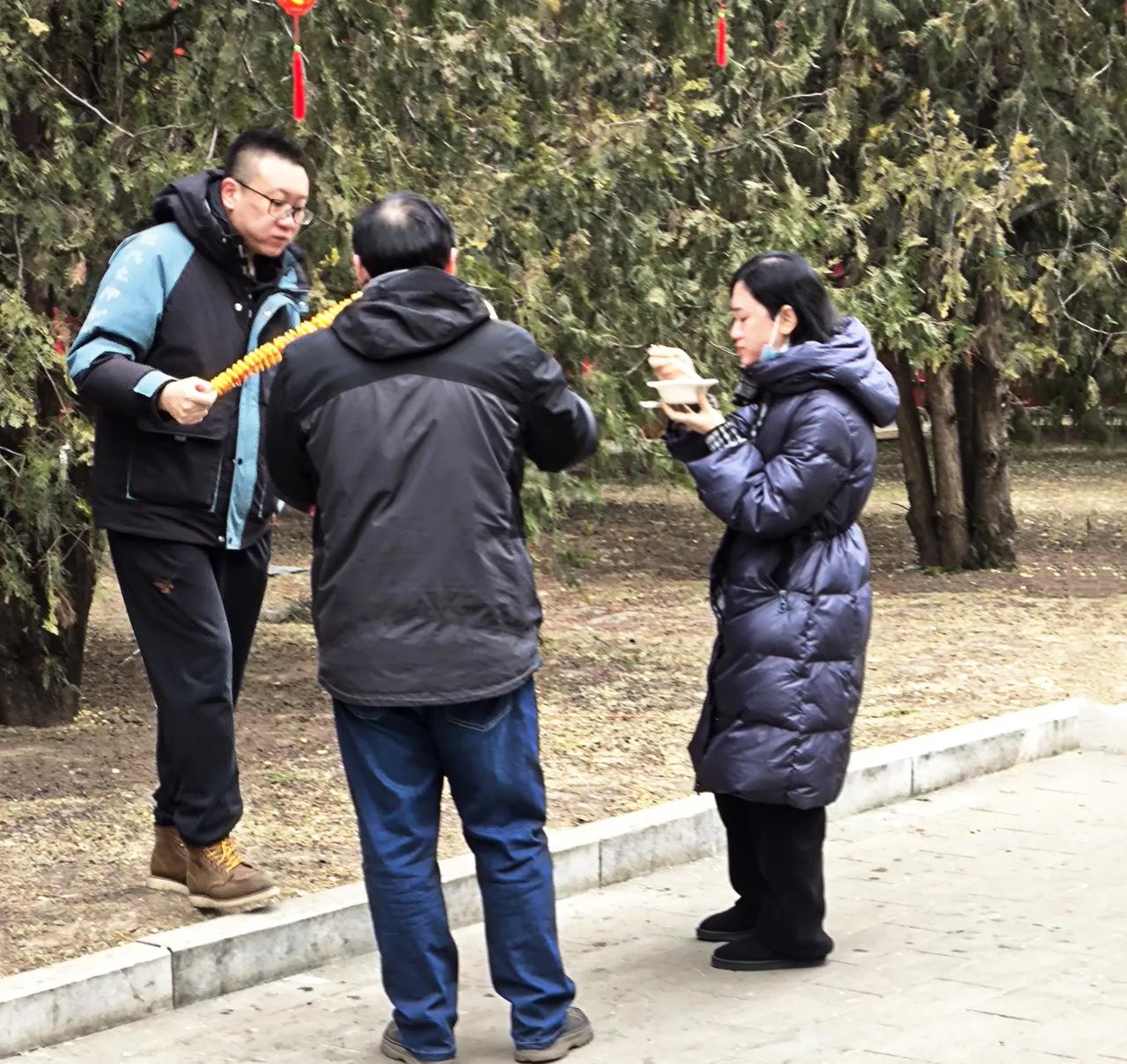 路边的饕餮
庙会期间，虽说庙会里面老北京的传统小吃等风味，大都又贵又不是那么的卫