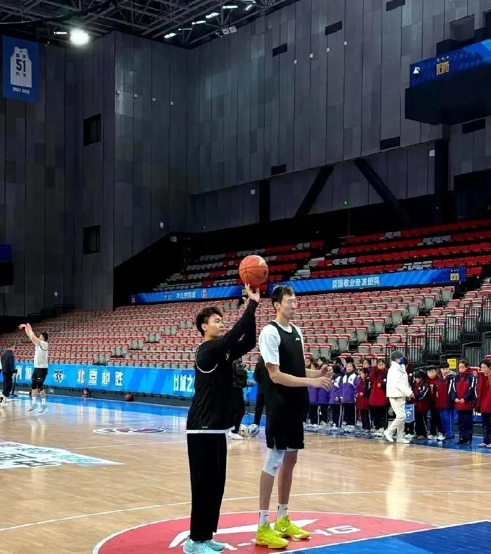 新疆队用周琦换来赵睿那天，全疆欢呼。但没人告诉你：职业体育从不相信眼泪，只认合同